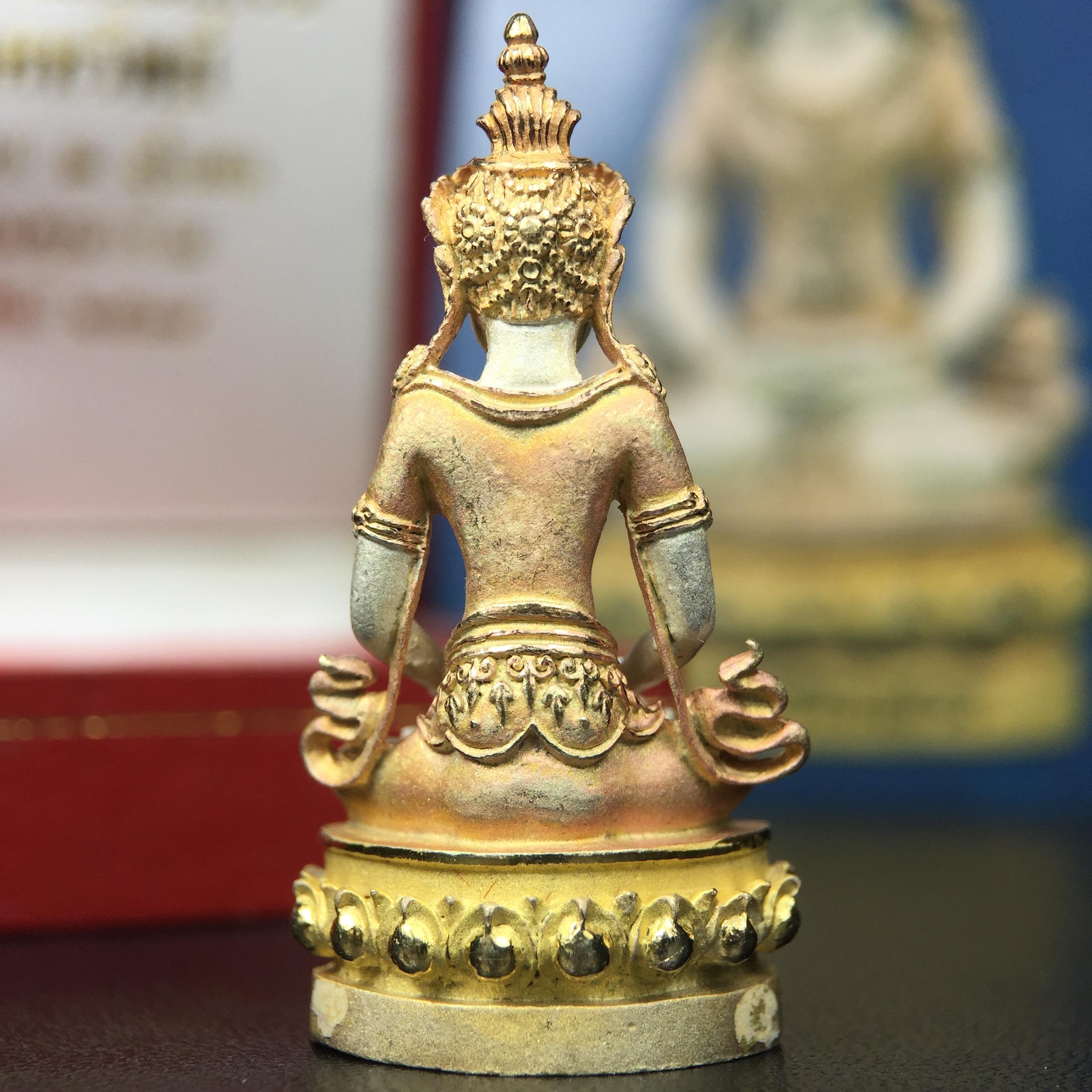 พระกริ่งอวโลกิเตศวร ( เจ้าแม่กวนอิม ) วัดโพธิ์แมนคุณาราม เนื้อเงิน 3 กษัตริย์ พ่นทราย รุ่นอุดมโภคทรัพย์ พ.ศ.2539(พร้อมกล่องบรรจุการ์ดใบรับรองเดิมครบ) (อีกหนึ่งรุ่นยอดนิยม พุทธศิลป์สวยงดงาม)