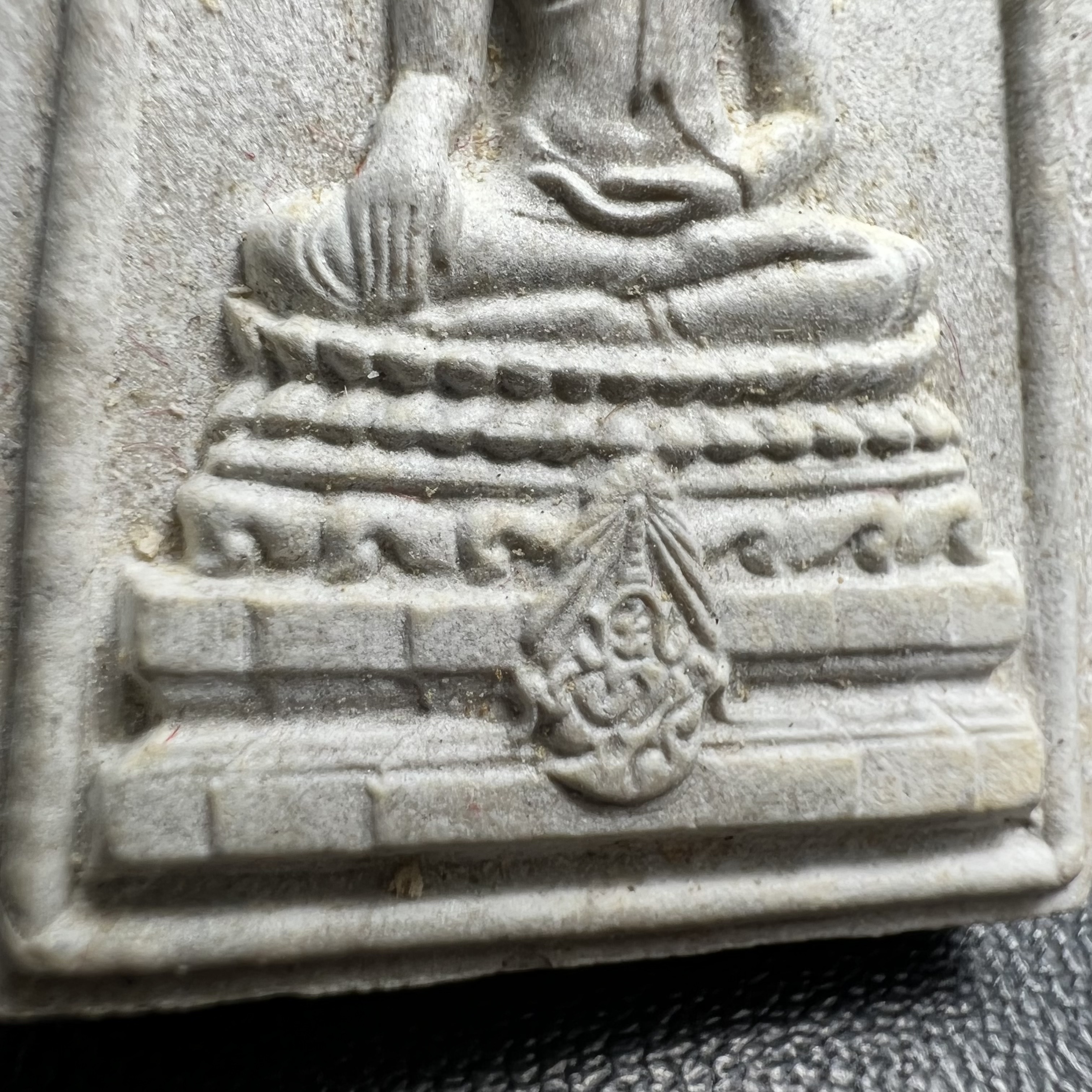 พระพุทธชินสีห์ ภปร. ทันโต เสฏโฐ ปี2533 พิมพ์ใหญ่(องค์นี้ด้านหลังบรรจุพลอยเสกมงคลชัดมาก) บรรจุพระทนต์ในหลวง รุ่นเดียวในประวัติศาสตร์ ****รุ่นนี้ขอแนะนำ****