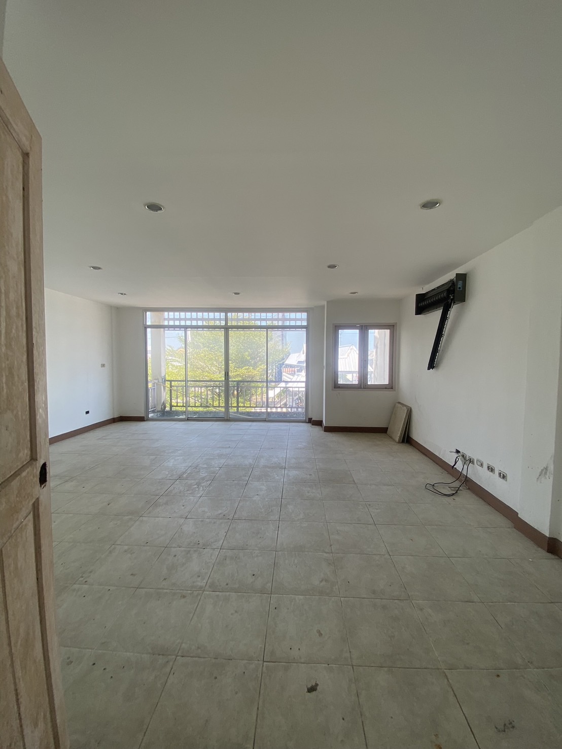 For Rent : Kohkaew, 3-Story commercial buildings, 2 Bedrooms