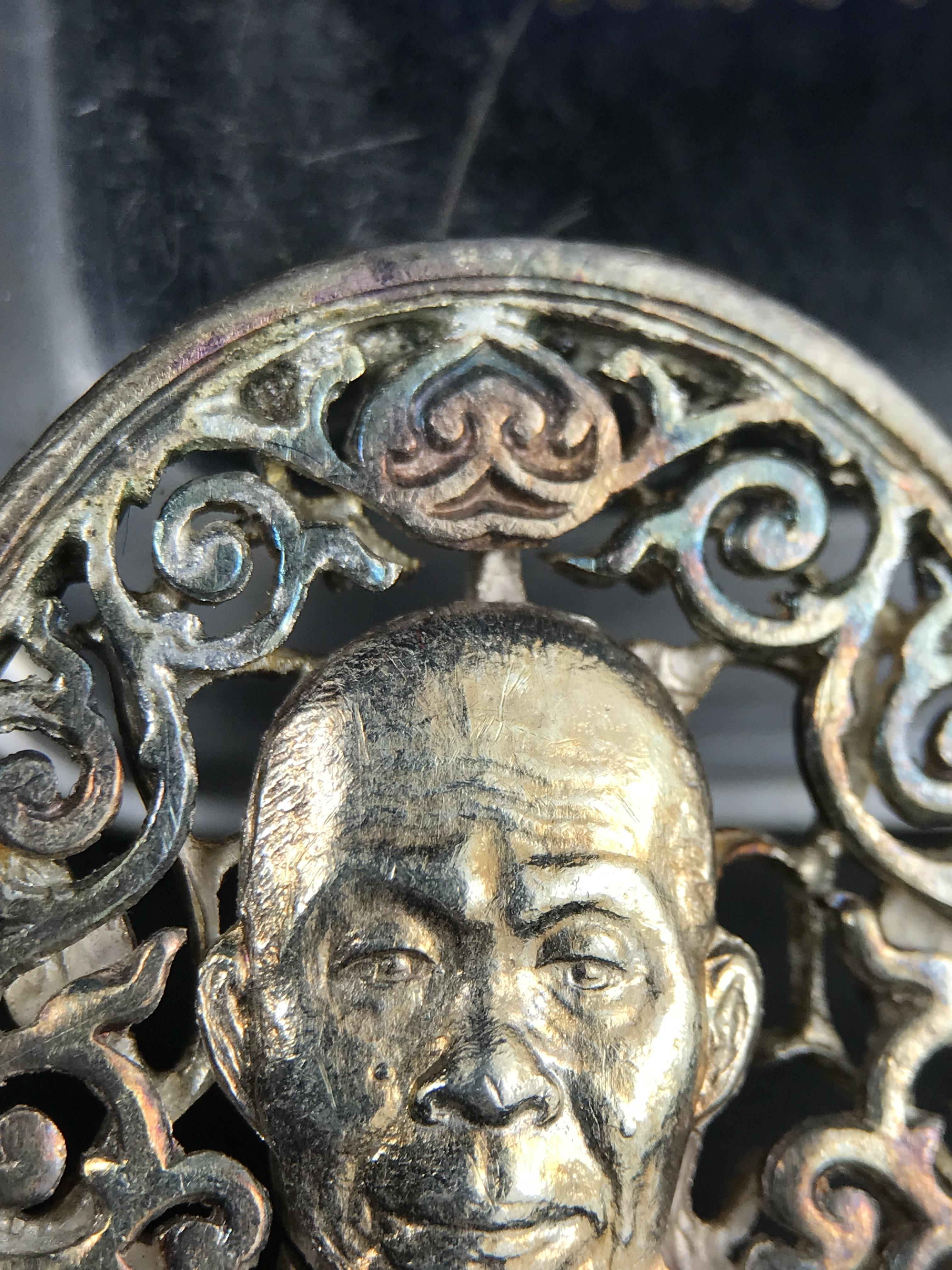 เหรียญหลวงพ่อคูณ ปริสุทโธ วัดบ้านไร่ รุ่น สก. ปี 2536 พิมพ์ลายฉลุ เนื้อเงิน(ผิวเดิมรุ้งสวยมาก) งานมหามงคลเฉลิมพระชนมพรรษา 5 รอบ สมเด็จพระบรมราชินีนาถ จัดสร้างโดย กองพลทหารราบที่๒ ทหารเสือราชินี รักษาพระองค์ (พิธีใหญ่ ประวัติชัดเจน อีกหนึ่งรุ่นยอดนิยม)