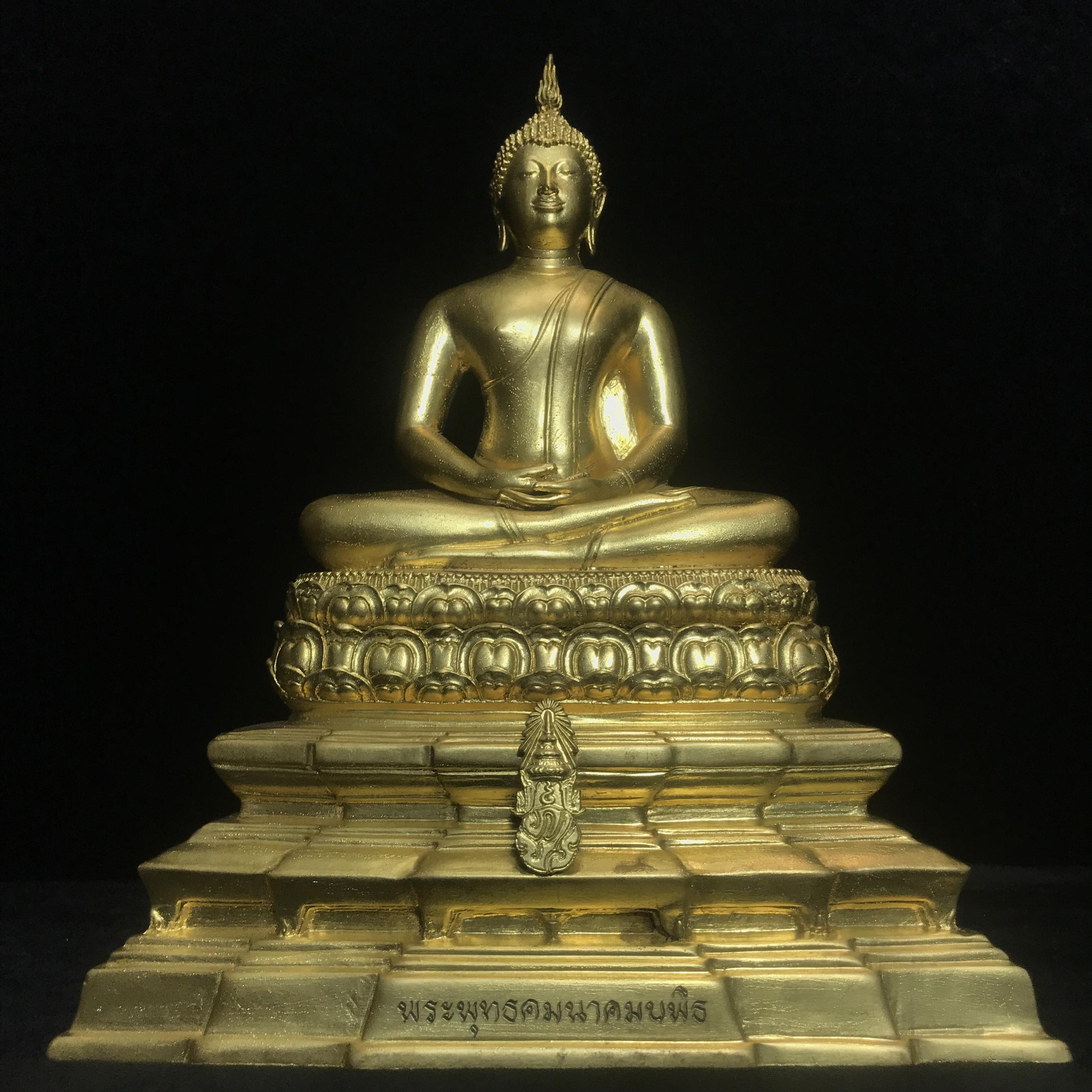 พระพุทธคมนาคมบพิธ (พระพุทธสิหิงค์จำลอง)(พระพุทธรูปประจำกระทรวงคมนาคม) ตรา ภปร. ครบรอบ 84 ปี กระทรวงคมนาคม พ.ศ.2539 เนื้อลำอู่แดงลงรักปิดทอง หน้าตัก 5 นิ้ว ปลุกเสก ณ วัดพระแก้ว พิธีใหญ่(1 ใน 3000 องค์)หายาก