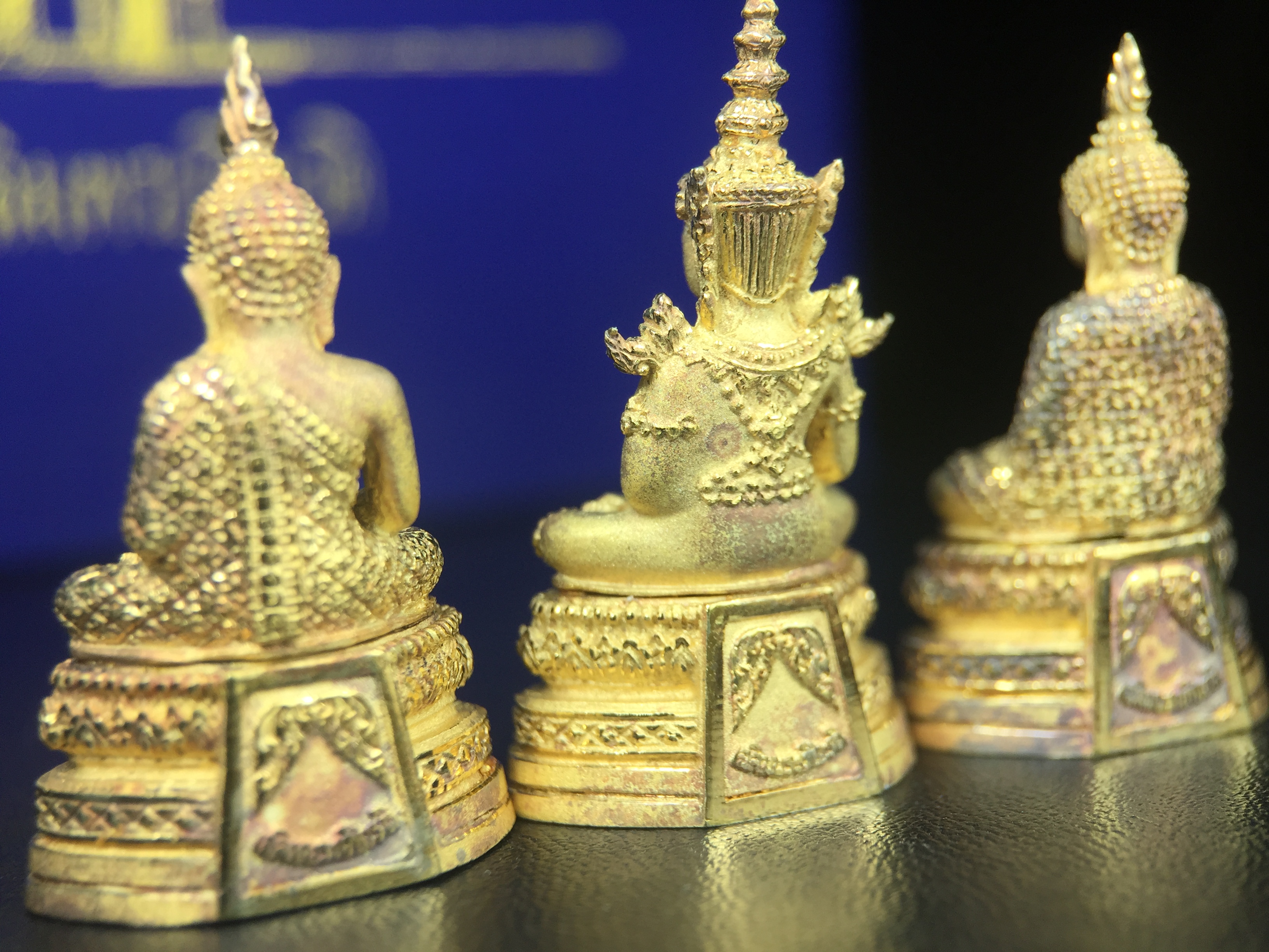 พระพุทธมหามณีรัตนปฎิมากร(พระแก้วมรกต)รุ่น เฉลิมพระเกียรติ วัดพระศรีรัตนศาสดารามราม(วัดพระแก้ว) ปี2543 เนื้อเงินชุบทองพ่นทรายขัดเงาบางส่วน พิมพ์ใหญ่ลอยองค์ ชุด 3 ฤดู ตอกโค๊ตหมายเลขเดียวกันทั้ง3องค์ ชุดหมายเลข( ช147)สภาพผิวสวยดุจทองคำกล่องบรรจุเดิมครบ