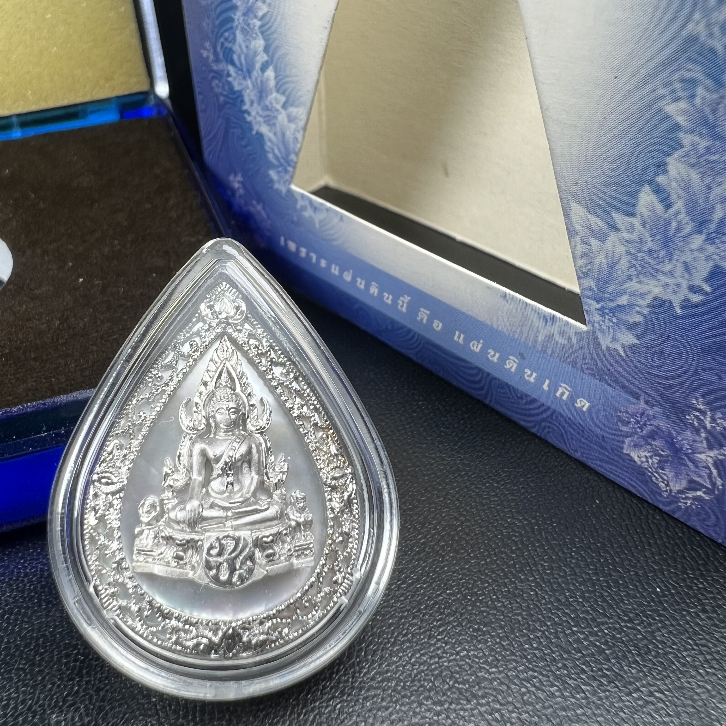 เหรียญพระพุทธชินราช ภปร. โครงการ เพราะแผ่นดินนี้คือแผ่นดินเกิด ปี 2551 รูปหยดน้ำ เนื้อเงินชุบทองคำขาว(ล้อมด้วยกรอบเงินชุบทองคำขาวสลักเสลาเป็นลวดลายละเอียดอ่อน ส่วนพื้นองค์พระเป็นเปลือกหอยมุขสวยงดงาม )(ขนาด 21 x 29 มม.) (สวยงามหายาก)1ใน5000องค์