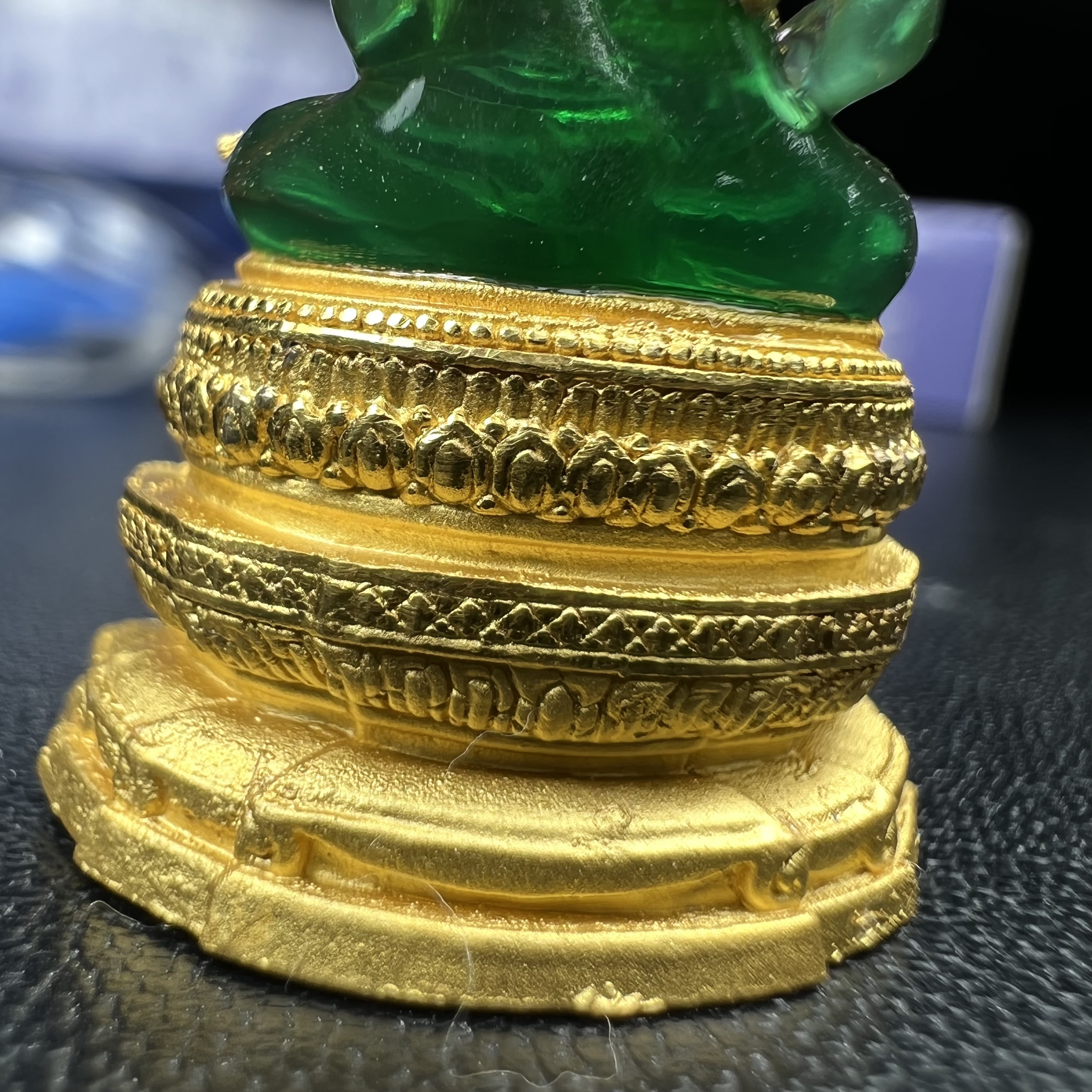 พระแก้วมรกต ภปร. จัดสร้างโดย รพ.ภูมิพลฯ ปี2547 ลอยองค์ขนาดหน้าตัก 1/2 นิ้ว เนื้อเรซิ่นหุ้มทองคำ99.99 งดงามทรงคุณค่าอีกหนึ่งรุ่นยอดนิยม หายาก