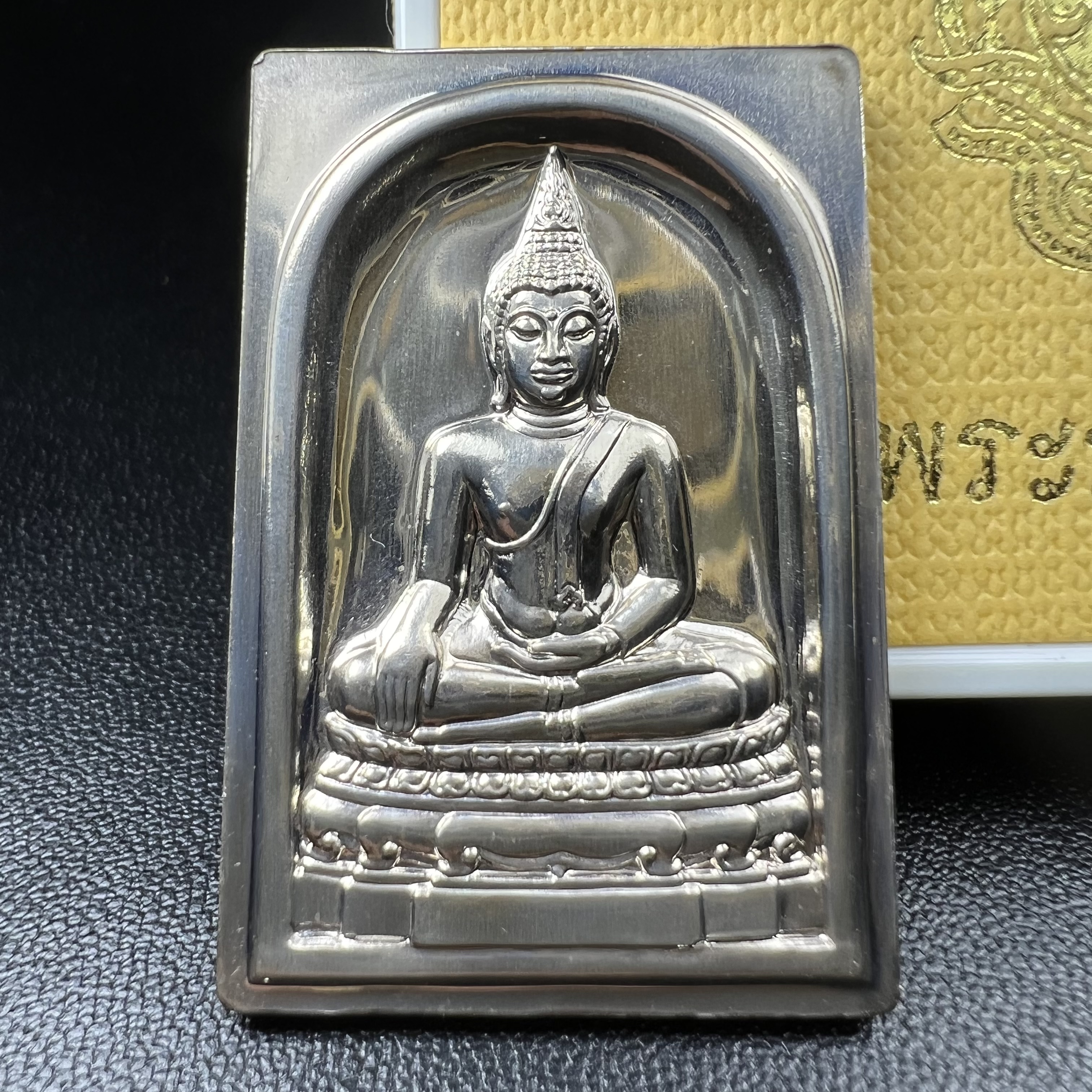 พระพุทธชินสีห์ หลังตรา ปรมาภิไธยย่อ ภปร. ในวโรกาสเฉลิมพระชมพรรษาในหลวงรัชกาลที่9 ครบ 7 รอบ และ ที่ระลึกสมโภชวัดบวรนิเวศวิหารครบ 175 ปี พ.ศ.2554 เหรียญเนื้อเงิน พิมพ์ใหญ่ ขนาดสูง 3.8 ซม. พร้อมกล่องบรรจุเดิมพระราชทาน(1 ใน 1585 เหรียญ)หายาก