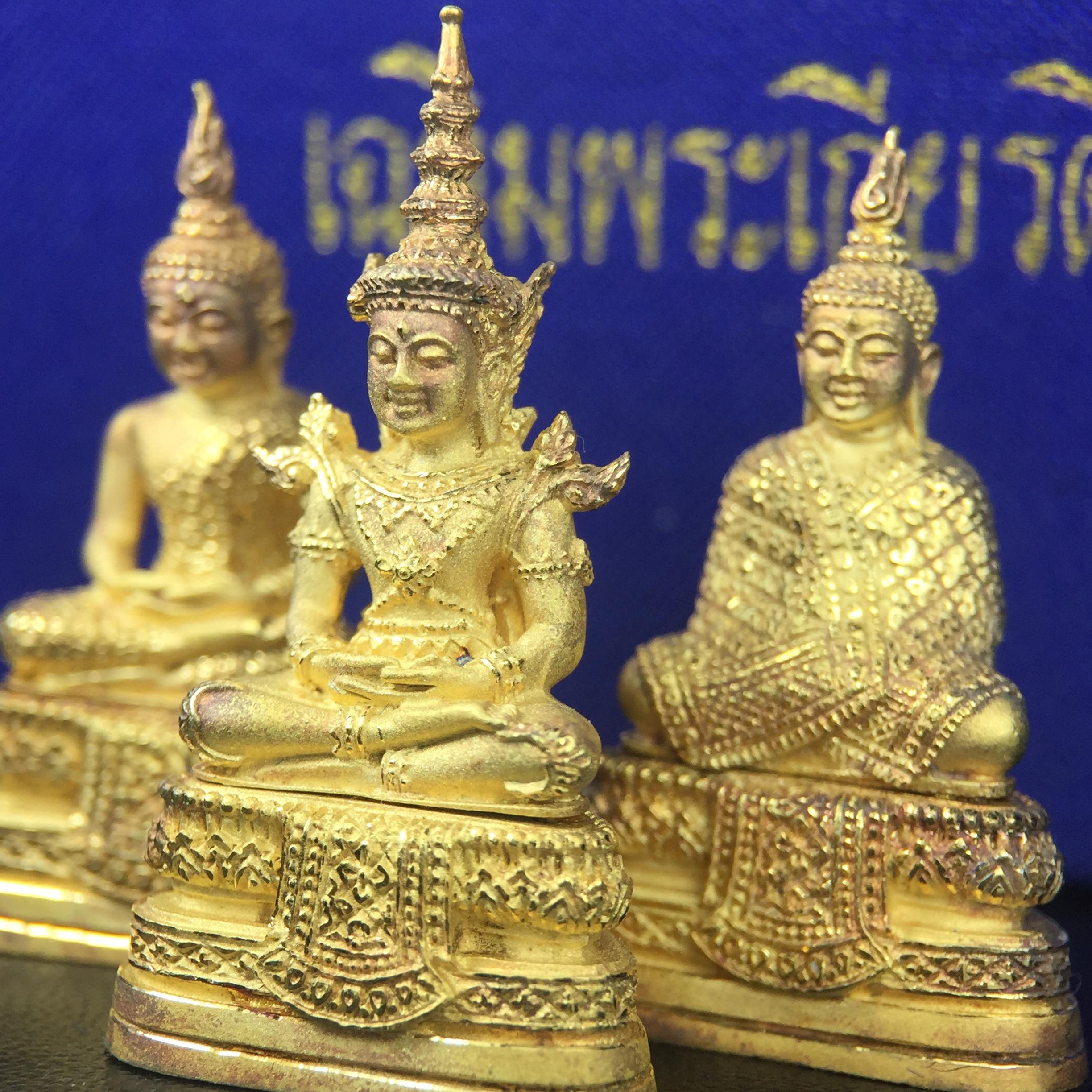 พระพุทธมหามณีรัตนปฎิมากร(พระแก้วมรกต)รุ่น เฉลิมพระเกียรติ วัดพระศรีรัตนศาสดารามราม(วัดพระแก้ว) ปี2543 เนื้อเงินชุบทองพ่นทรายขัดเงาบางส่วน พิมพ์ใหญ่ลอยองค์ ชุด 3 ฤดู ตอกโค๊ตหมายเลขเดียวกันทั้ง3องค์ ชุดหมายเลข( ช147)สภาพผิวสวยดุจทองคำกล่องบรรจุเดิมครบ