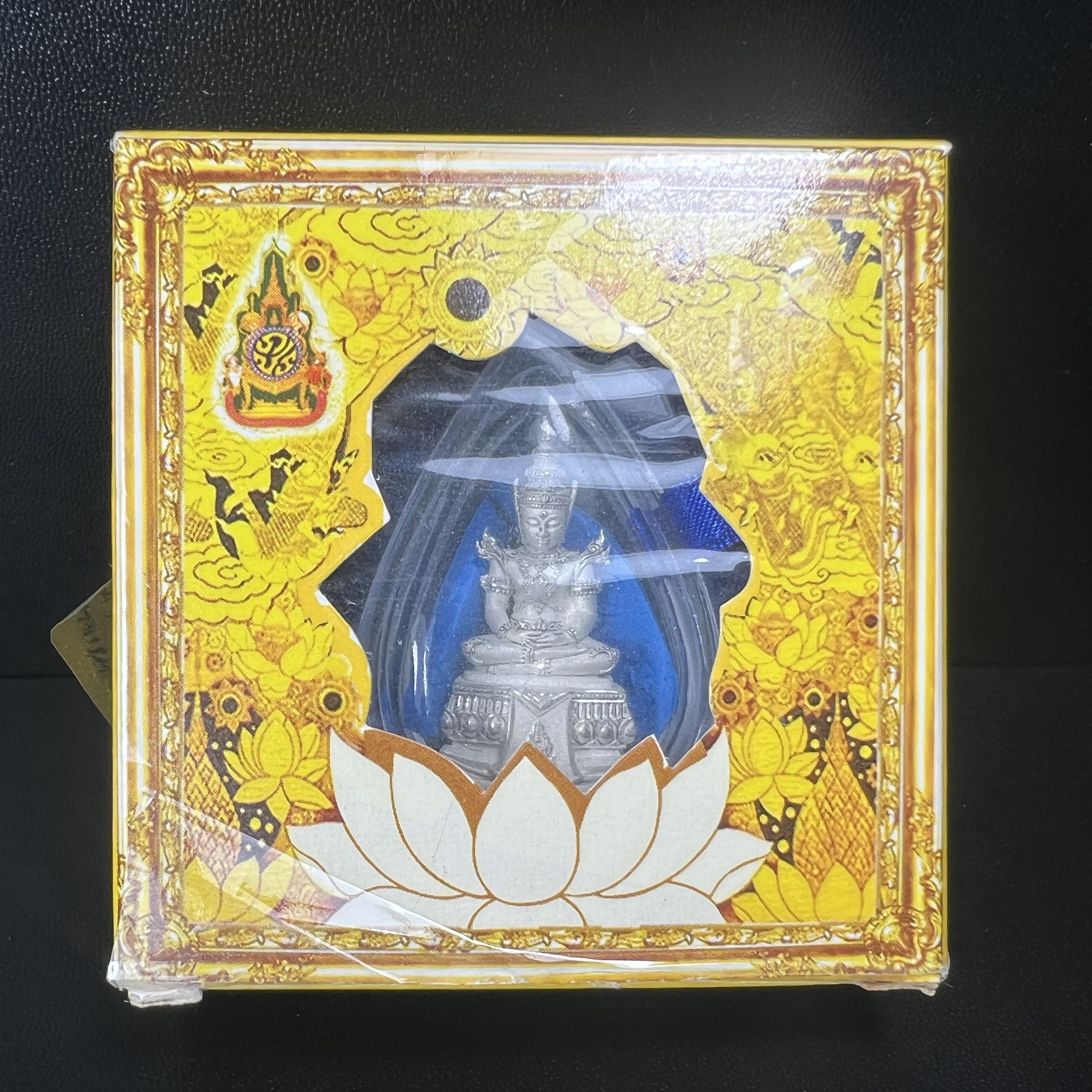 พระแก้วมรกต(จำลอง)ลอยองค์ ขนาดหน้าตัก 1/2 นิ้ว ทรงเครื่องฤดูร้อน เนื้อเงิน ตราสัญลักษณ์ฉลองสิริราชสมบัติ ครบ 60 ปี พ.ศ.2549(สภาพสวย ครบ สมบูรณ์))