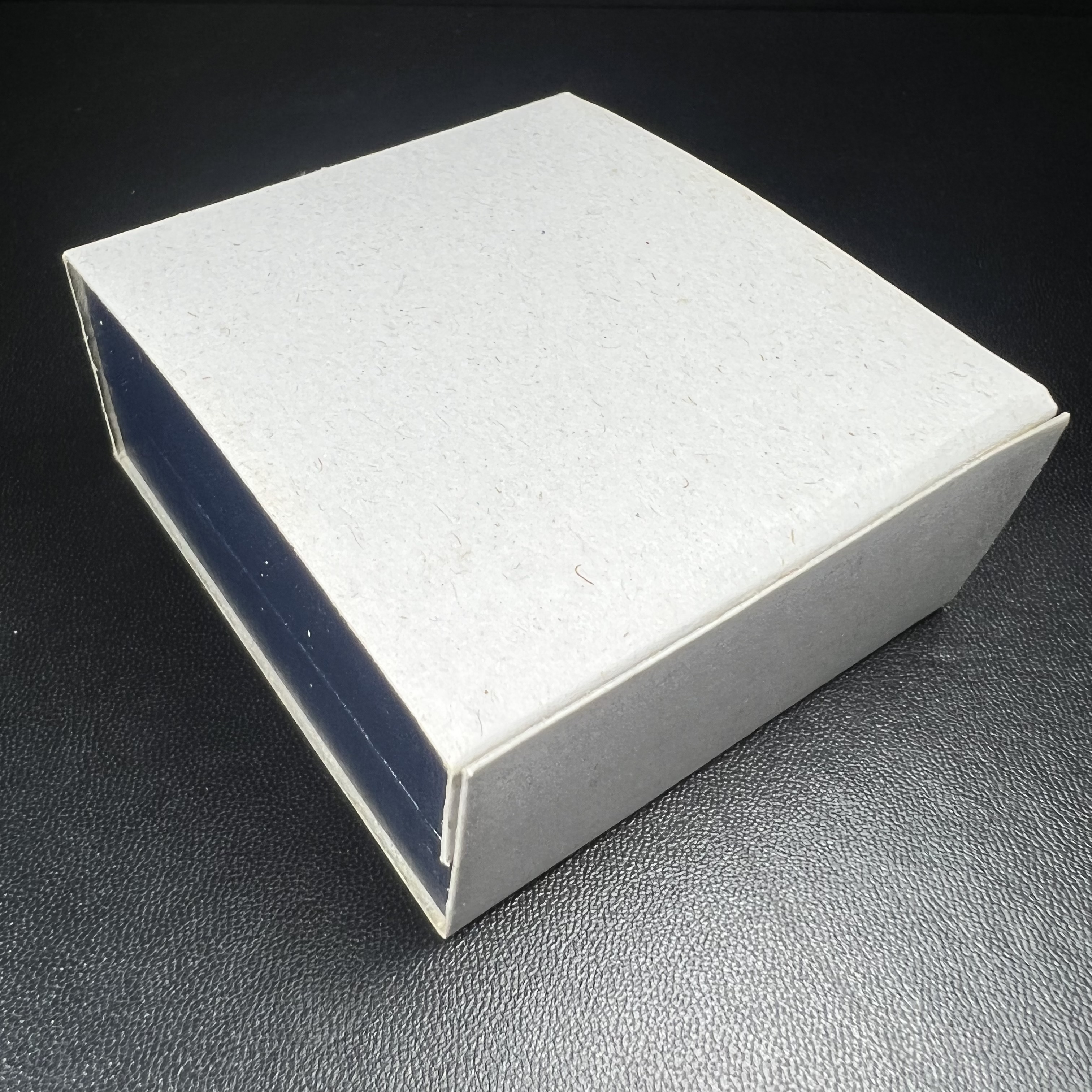 พระแก้วมรกต กรมสรรพสามิตจัดสร้างขึ้นเนื่องในโอกาสครบรอบ 64 ปีของกรมสรรพสามิต และเนื่องในวโรกาสที่พระบาทสมเด็จพระเจ้าอยู่หัวทรงครองราชย์ครบ 50 ปีในปีกาญจนาภิเษก เมื่อ พ.ศ.2539 เนื้อเงินรมดำขัดเงาพร้อมกล่องบรรจุเดิม