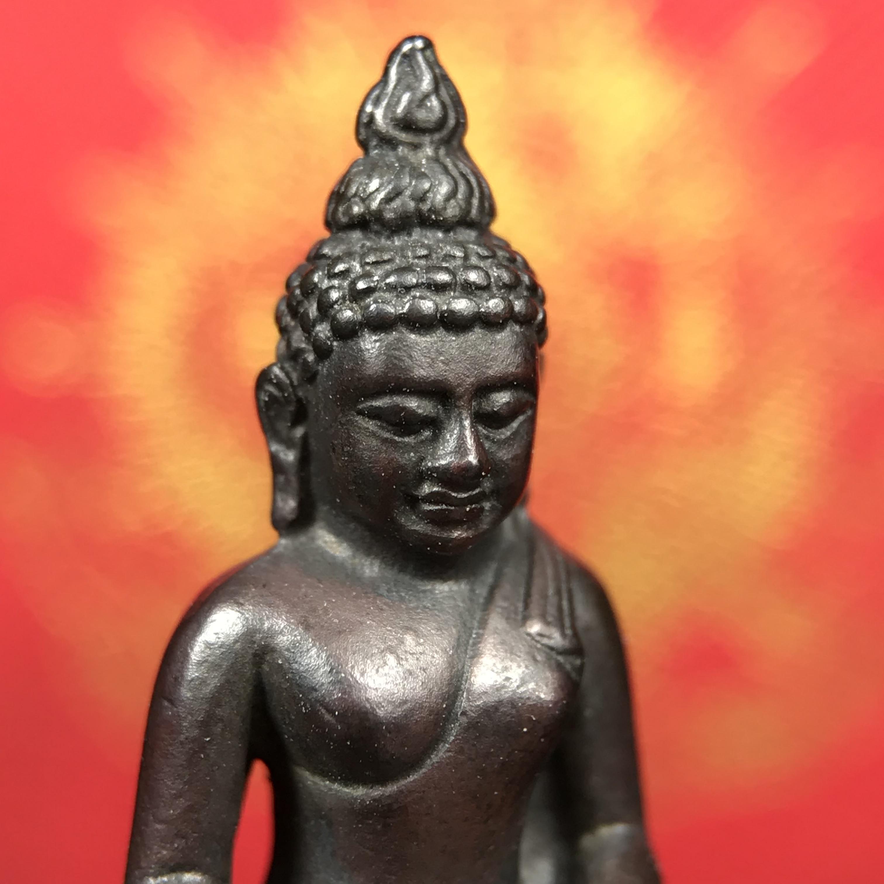 พระกริ่งไพรีพินาศ บรรจุเหล็กไหล ครั้งแรกและครั้งเดียวในประวัติศาสตร์ เฉลิมพระเกียรติ พระบาทสมเด็จพระเจ้าอยู่หัวรัชกาลที่9 พระชนมพรรษา 6 รอบ ปี2542 เนื้อนวโลหะผสมทองคำ(บรรจุเหล็กไหล)ดีนอก-ดีใน พิธีใหญ่ มวลสารเด่น (หายาก)