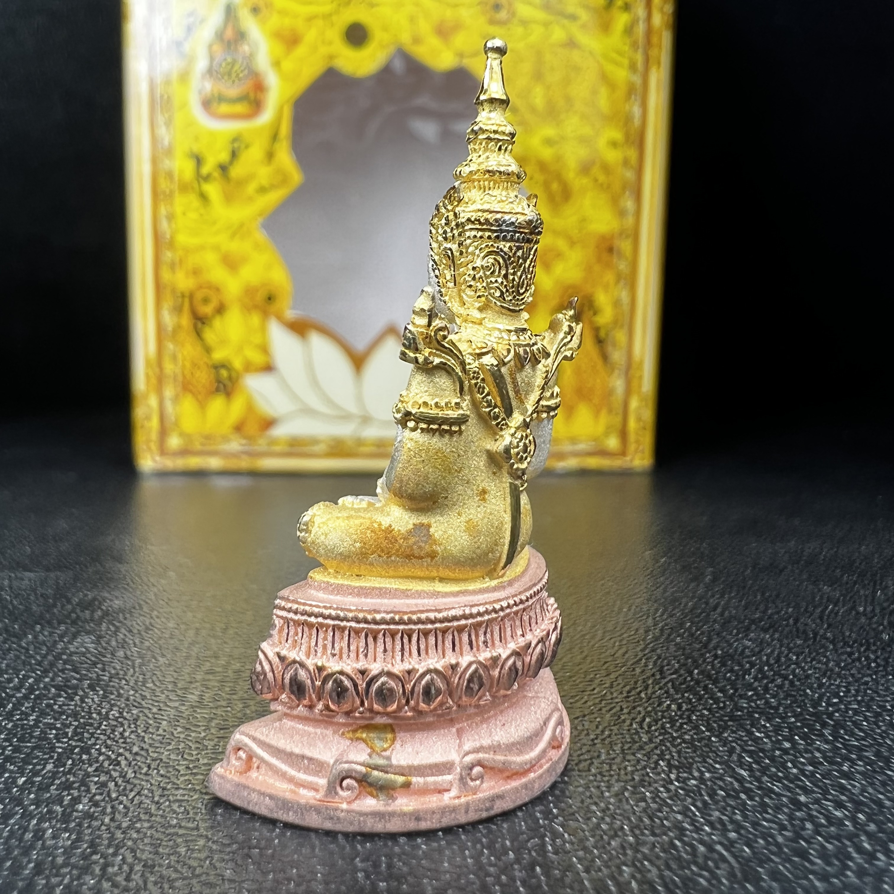 พระแก้วมรกต(จำลอง)ลอยองค์ ขนาดหน้าตัก 1/2 นิ้ว ทรงเครื่องฤดูร้อน เนื้อเงินสามกษัตริย์ ตราสัญลักษณ์ฉลองสิริราชสมบัติ ครบ 60 ปี พ.ศ.2549(สภาพสวย ครบ สมบูรณ์)