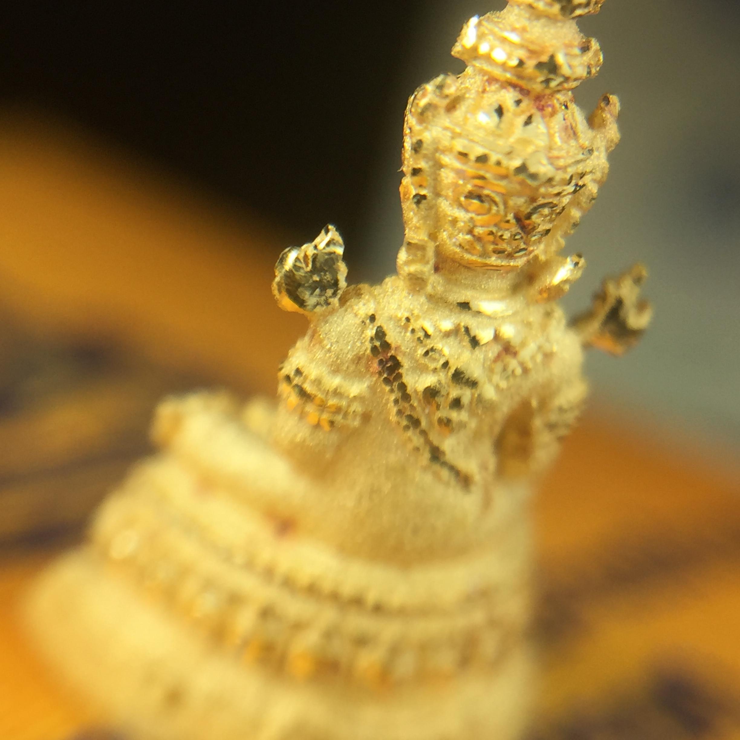 พระแก้วมรกต(จำลอง)ลอยองค์ ขนาดหน้าตัก 1/4 นิ้ว(พิมพ์เล็ก) ทรงเครื่องฤดูร้อน เนื้อทองคำ ตราสัญลักษณ์ฉลองสิริราชสมบัติครบ 60 ปี พ.ศ.2549 (สวย กล่องการ์ดใบรับรอง ครบสมบูรณ์)