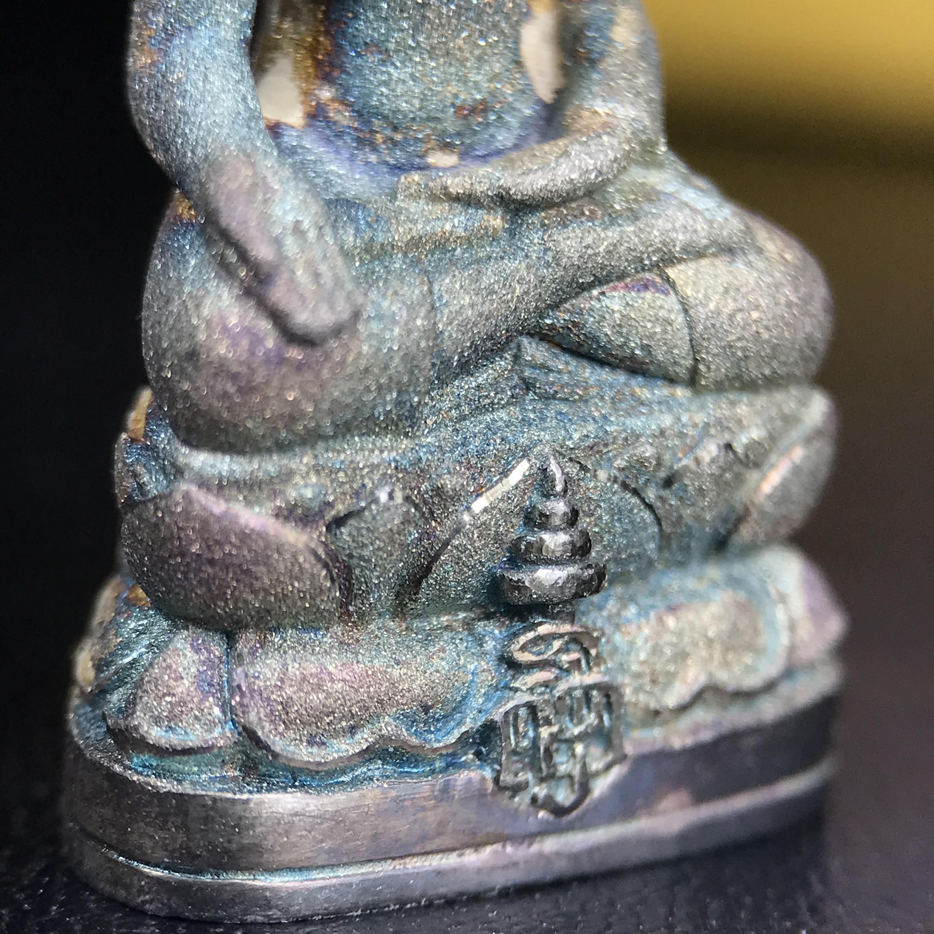 พระกริ่งไพรีพินาศ ญสส. ชุดกาญจนาภิเษกครองราชย์ 50 ปี พุทธศักราช 2538 วัดบวรนิเวศวิหาร เนื้อเงิน(ผิวเดิมขึ้นสีรุ้งขียวมรกตเข้มขลังงดงามธรรมชาติสร้างสรรค์) สภาพสวยเดิมพร้อมกล่องบรรจุเดิมผ้าไหมสีเหลืองตรากาญจนาภิเษก ตอกโค๊ดหมายเลขกำกับ ๕๐๐๑(1 ใน 8425 องค์)