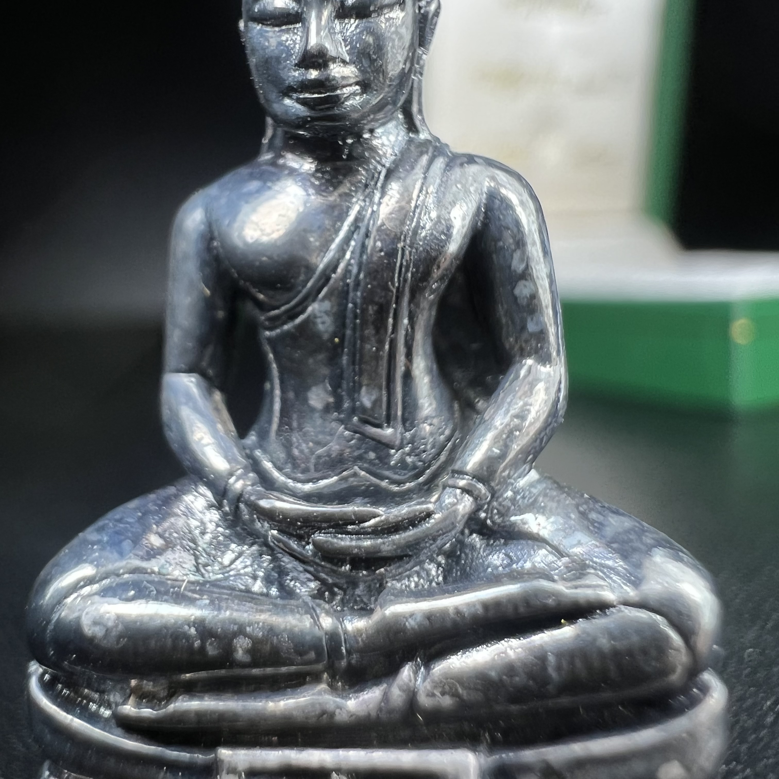 พระพุทธโสธร รุ่น กศก. 120 ปี เนื่องในโอกาสครบ 120 ปี กรมศุลกากร กระทรวงการคลัง จัดสร้าง ปี 2537 เนื้อเงินบริสุทธิ์ 99.9% ผิวขัดเงาลงดำ(งานบริษัท แพรนด้า จิวเวลรี่)สวยงดงาม ทรงคุณค่า