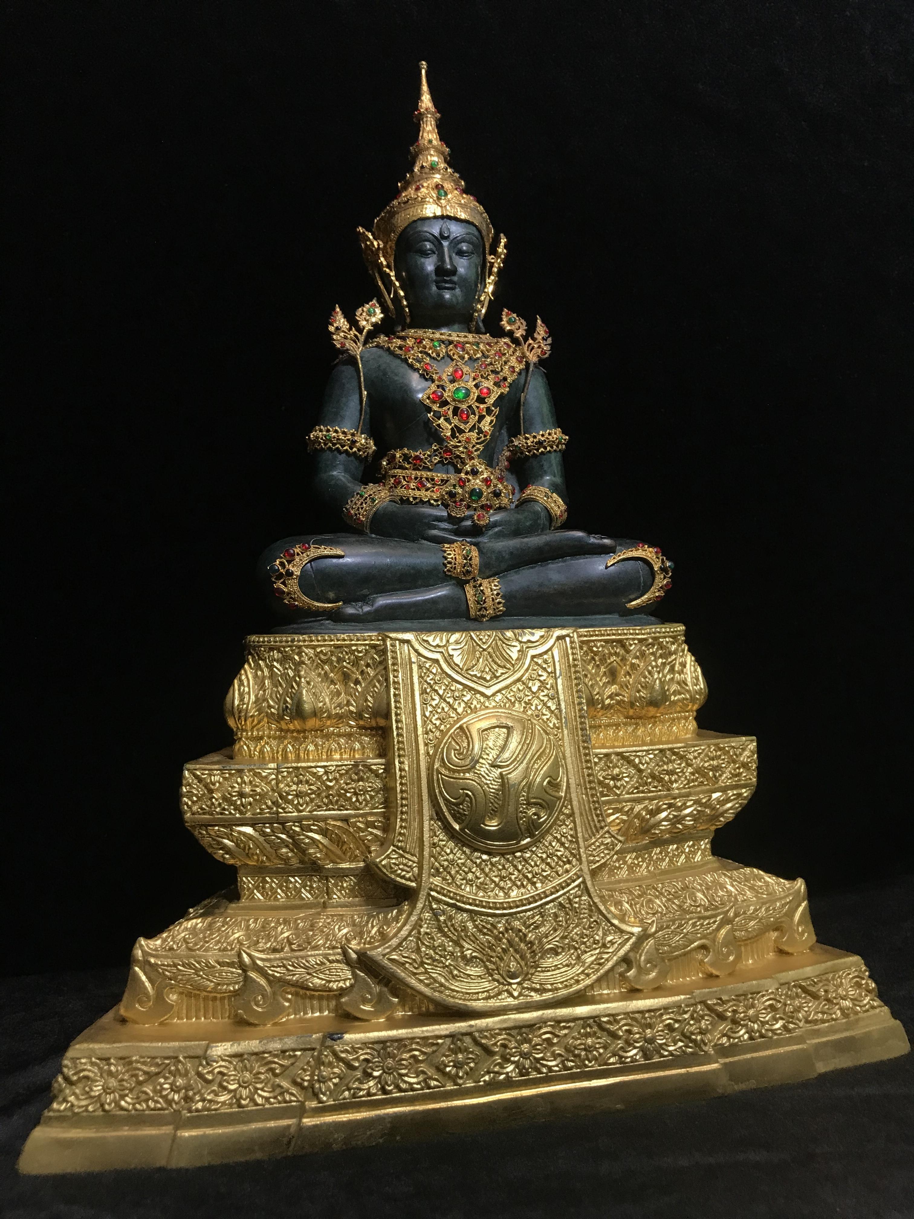 พระพุทธมหามณีรัตนปฏิมากร จำลอง (พระแก้วมรกต) ขนาดบูชาหน้าตัก 5 นิ้ว ตราสัญลักษณ์ ภ.ป.ร. รุ่นแรก ปี2547 เนื้อนวโลหะเคลือบสีเขียว(เครื่องทรงนวโลหะชุบทอง)