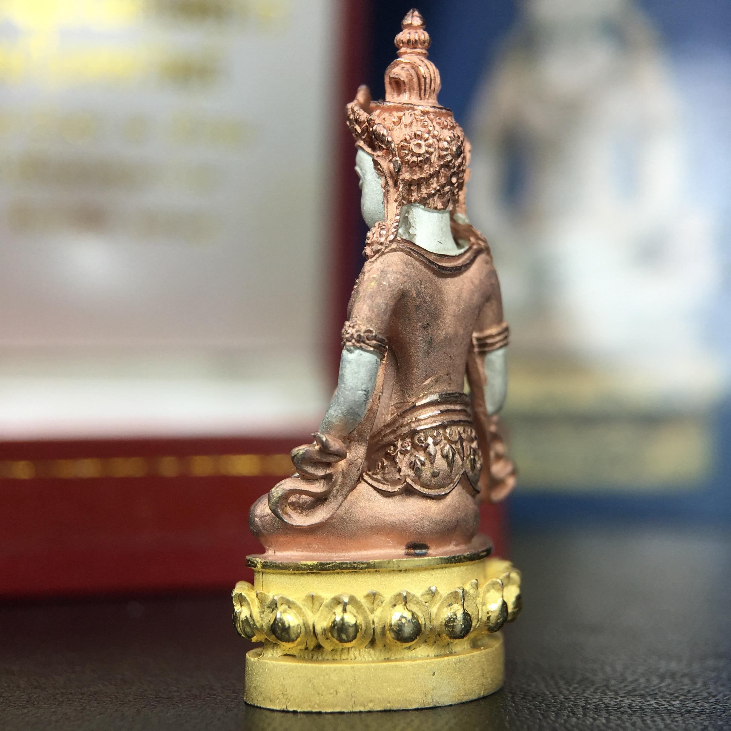 พระกริ่งอวโลกิเตศวร ( เจ้าแม่กวนอิม ) วัดโพธิ์แมนคุณาราม เนื้อเงิน 3 กษัตริย์ พ่นทราย รุ่นอุดมโภคทรัพย์ พ.ศ.2539(ผิวสวยเดิมพร้อมกล่องบรรจุการ์ดใบรับรองเดิมครบ) (อีกหนึ่งรุ่นยอดนิยม พุทธศิลป์สวยงดงาม)