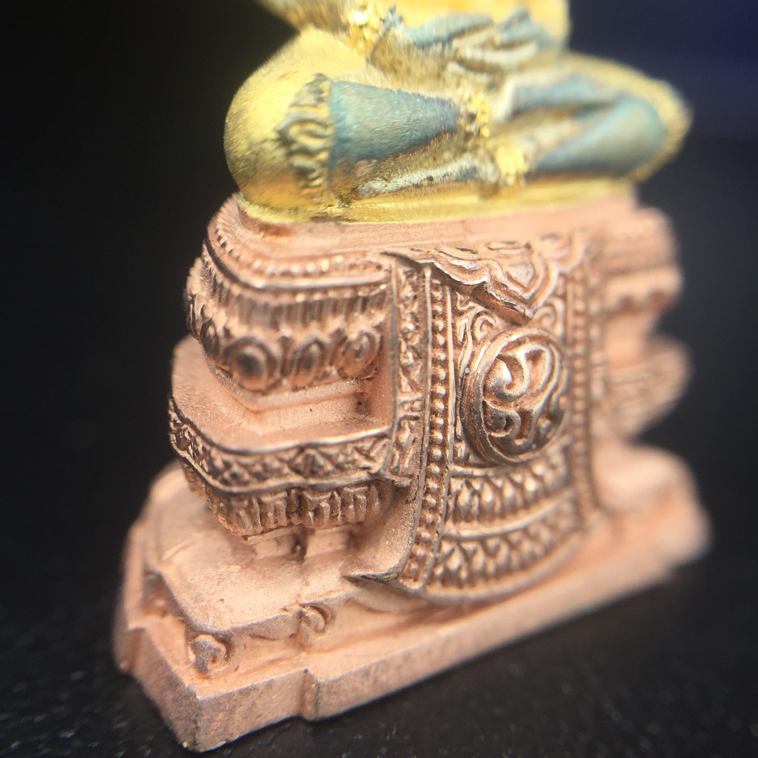 พระแก้วมรกต ภปร. ปี2547 จัดสร้างโดย รพ.ภูมิพลฯ เนื้อเงิน (3 กษัตริย์)ลอยองค์ หน้าตัก 1/2 นิ้ว (สภาพผิวเดิม ขึ้นสีรุ้งธรรมชาติ แบบนิยม) (1ใน3000องค์)