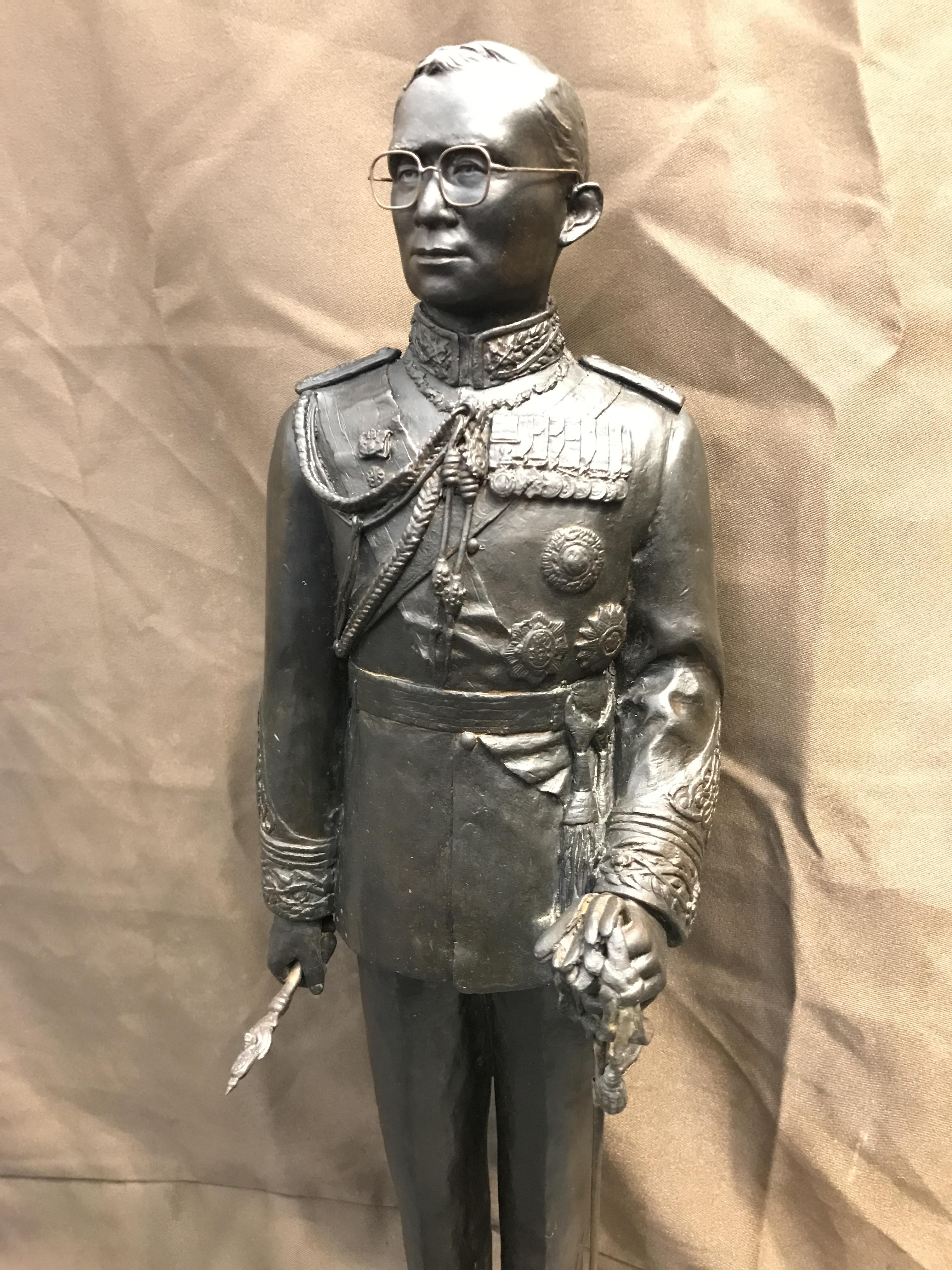 พระบรมรูปพระบาทสมเด็จพระเจ้าอยู่หัวรัชกาลที่9 เนื่องในวโรกาสที่ท่านเสด็จเถลิงถวัลย์ราชนสมบัติเป็นปีที่ 50 พุทธศักราช 2539 ( ปีกาญจนาภิเษก ) เนื้อสำริดนอก องค์ยืนบนฐานหินอ่อนพร้อมตราฉลองครองราชย์ ครบ50 ปี