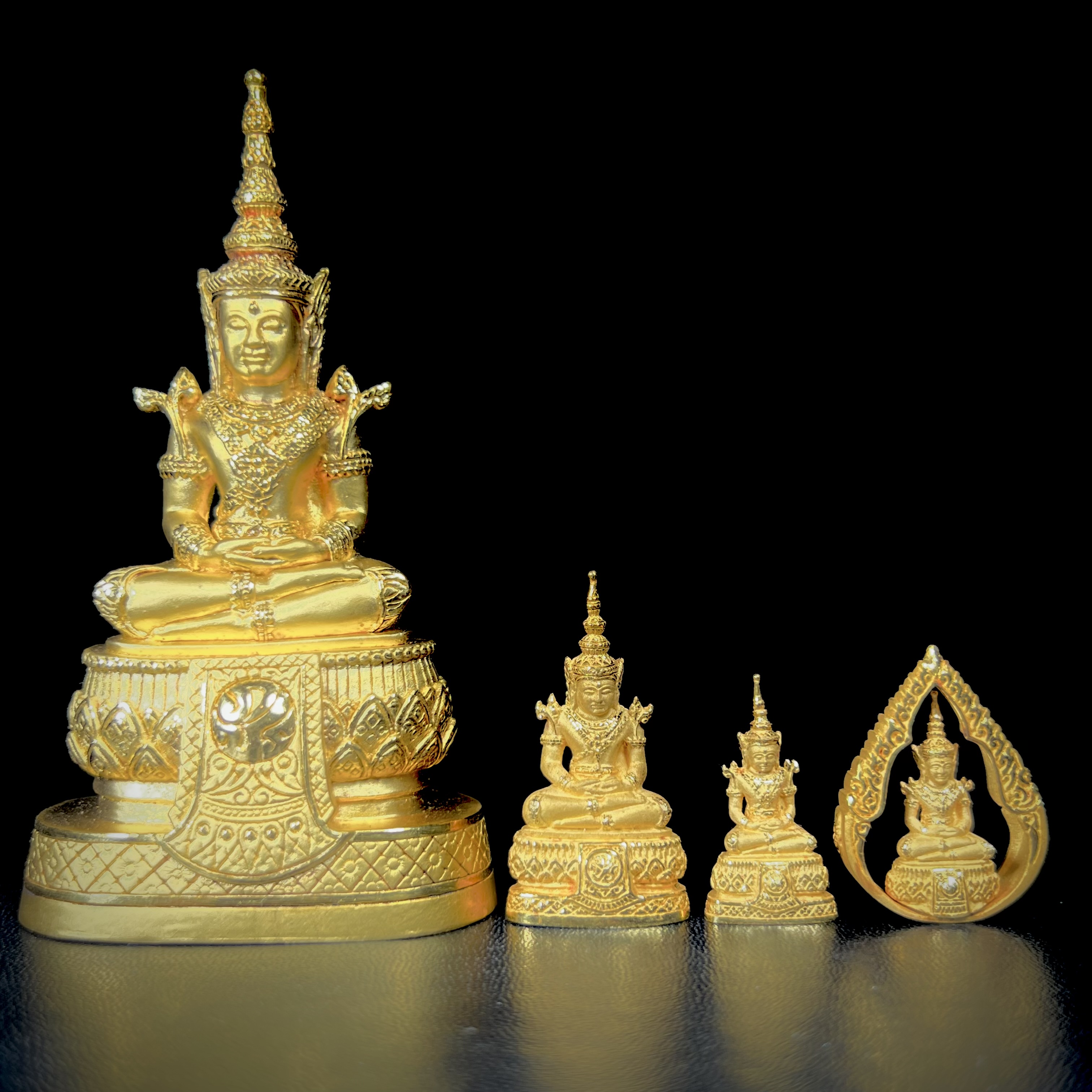 พระแก้วมรกต ภปร.(รุ่นแรก) ปี2545 จัดสร้างในมหาวโรกาส พระบาทสมเด็จพระเจ้าอยู่หัวรัชกาลที่ 9 ครบรอบ 75 พรรษา และฉลองกรุงรัตนโกสินทร์ครบ 220 ปี ครบชุดเนื้อทองคำ(รวม 4 รายการ)สุดยอดมงคลแผ่นดินที่ควรเก็บรักษา บูชาเป็นมงคลชีวิต(หายากมาก)