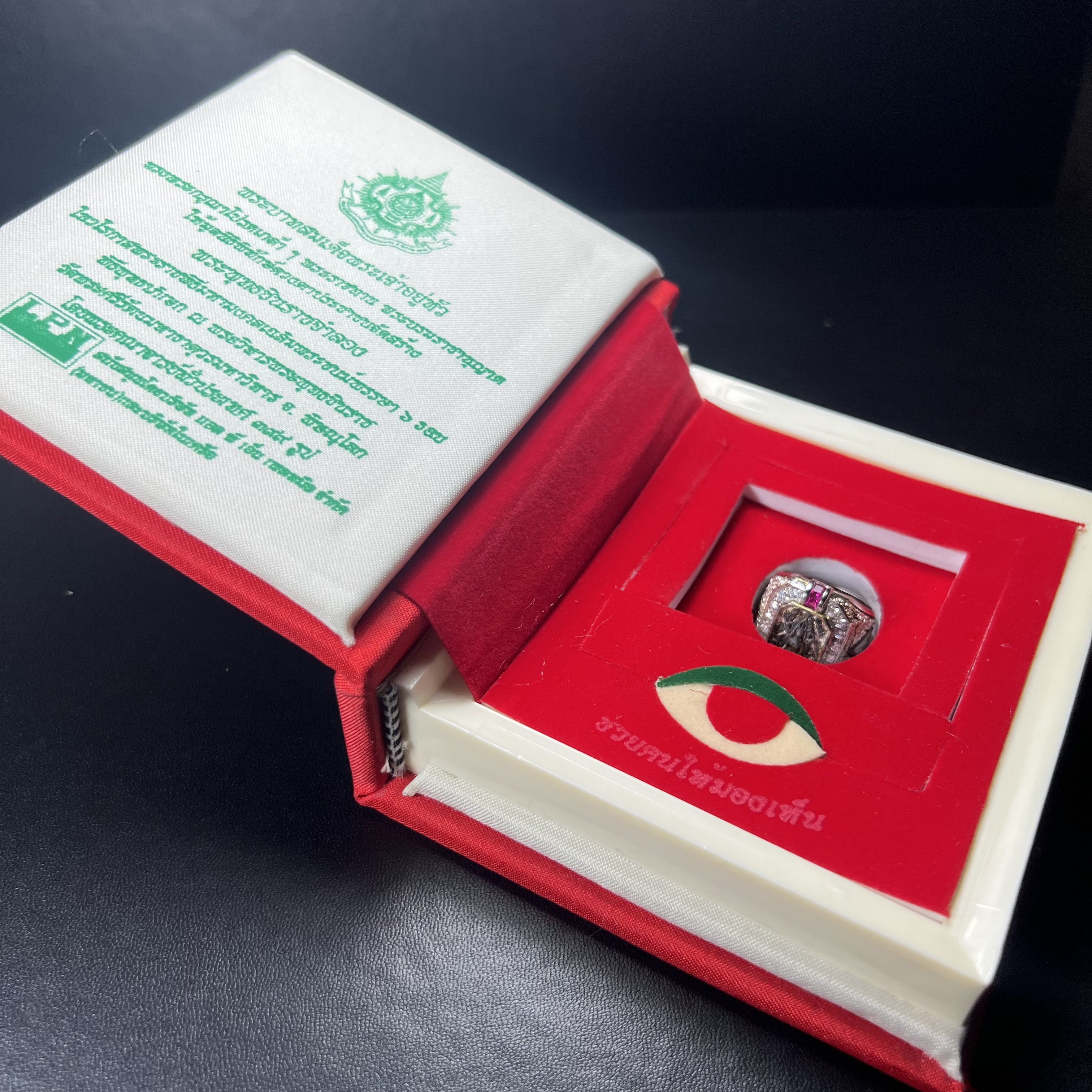 แหวนพระพุทธชินราช ภปร. ในวโรกาสเฉลิมพระชนมายุ6รอบ 5ธันวาคม2542 มูลนิธิพิทักษ์ดวงตาประชาชน จัดสร้าง แหวนเนื้อเงินเคลือบทองคำบริสุทธิ์ประดับเพชร CZ เกรดนอก ตอกโค๊ตและหมายเลข 2006(ผลรวมได้ 8 เลขมงคลเจริญมั่งคั่ง อุดมสมบูรณ์) พร้อมกล่องบรรจุเดิมครบ(หายาก)