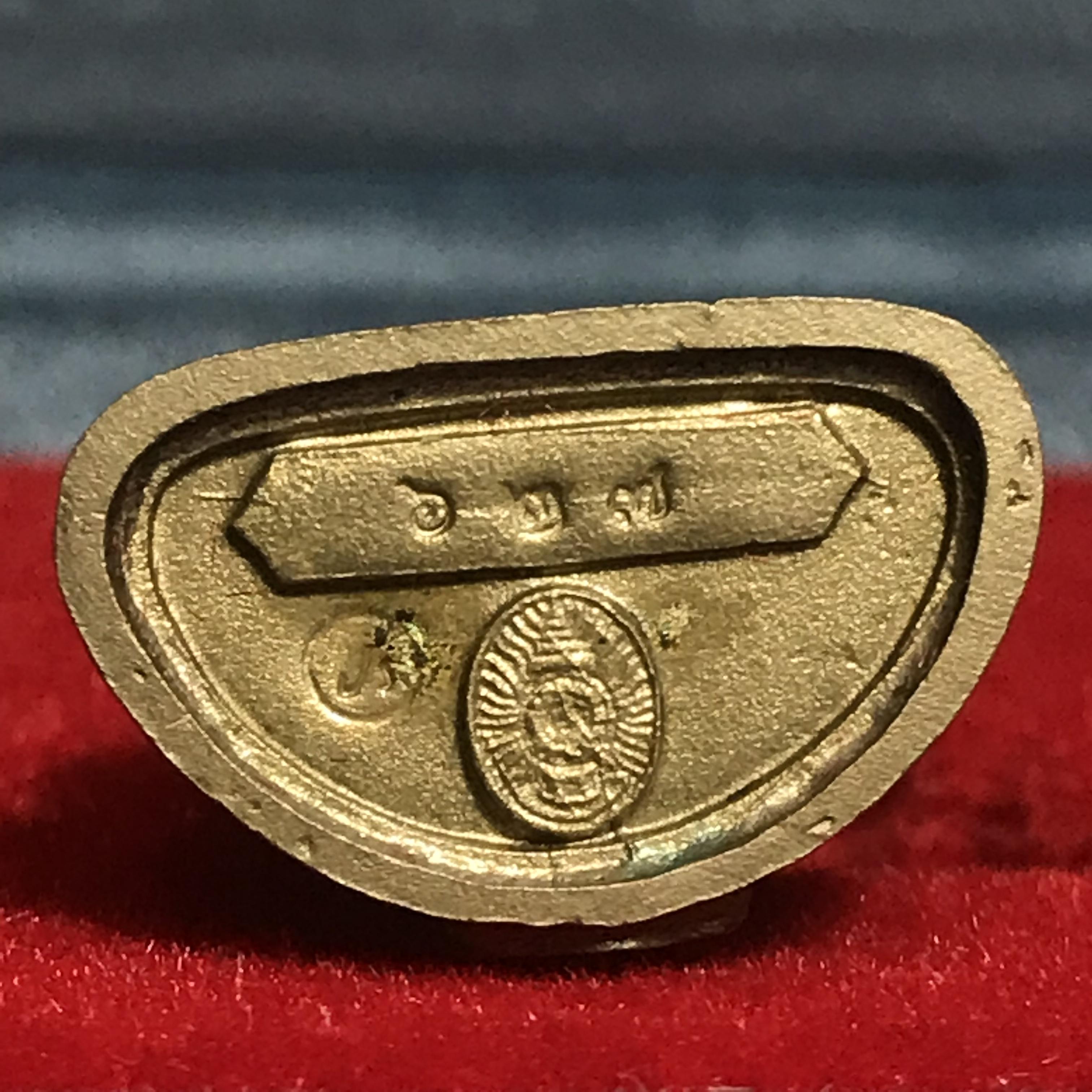 พระกริ่งพระพุทธนวราชบพิตร ครองสิริราชสมบัติครบ 50 ปี พ.ศ.2540 เนื้อทอง93 ชุดพระราชทาน(หายาก)