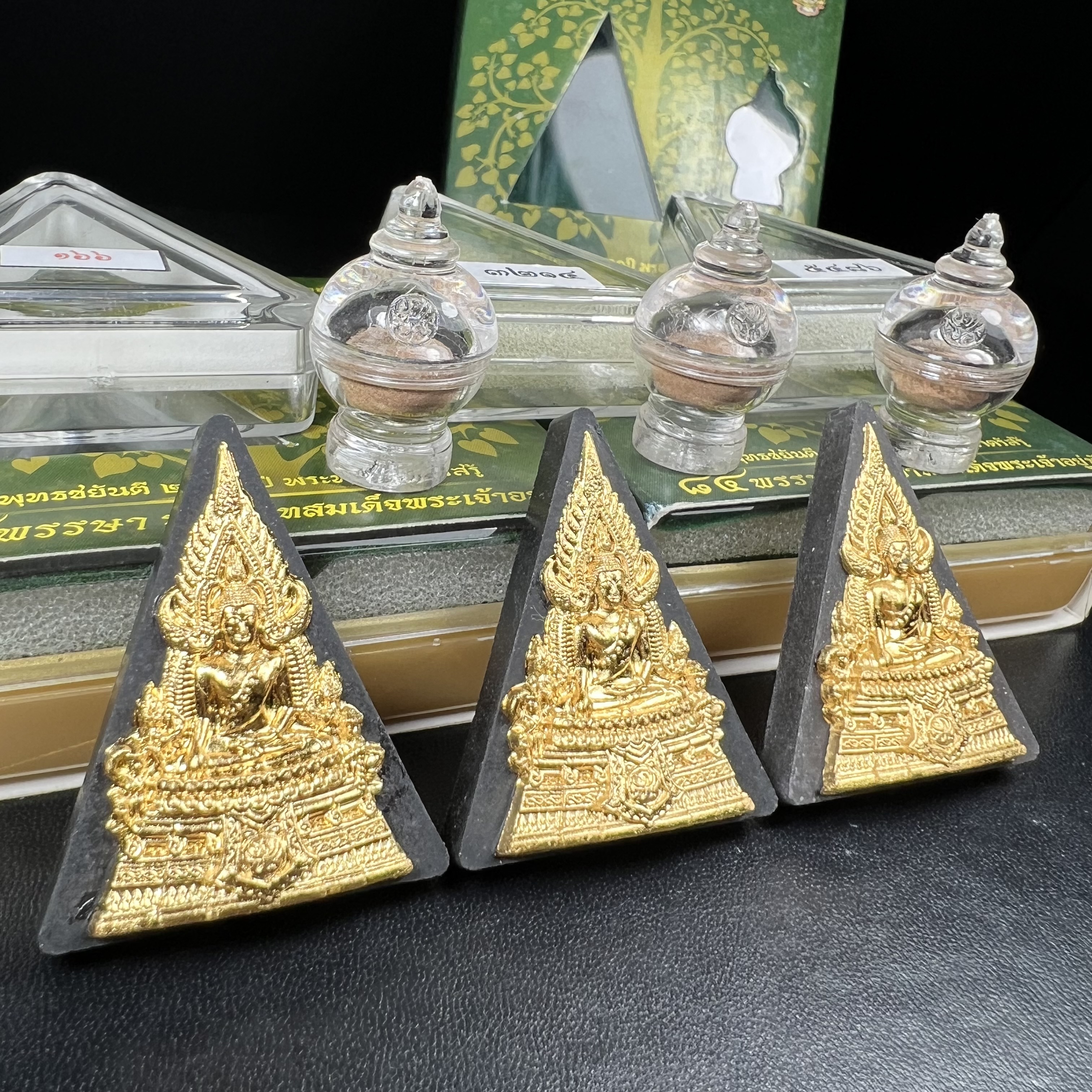 พระพุทธชินราช(จำลอง)ภปร. 84พรรษา เนื้อผงปิดทองด้านหน้า หลัง ภ.ป.ร. เนื้อทองคำ+เนื้อเงินชุบทองคำขาว+เนื้อทองแดง(1ชุด 3องค์)(พระราชทานมวลสาร จิตรลดาและเส้นพระเจ้า(เส้นผม)ในหลวงรัชกาลที่9)พุทธศิลป์ทรงคุณค่าอีกหนึ่งรุ่นยอดนิยม