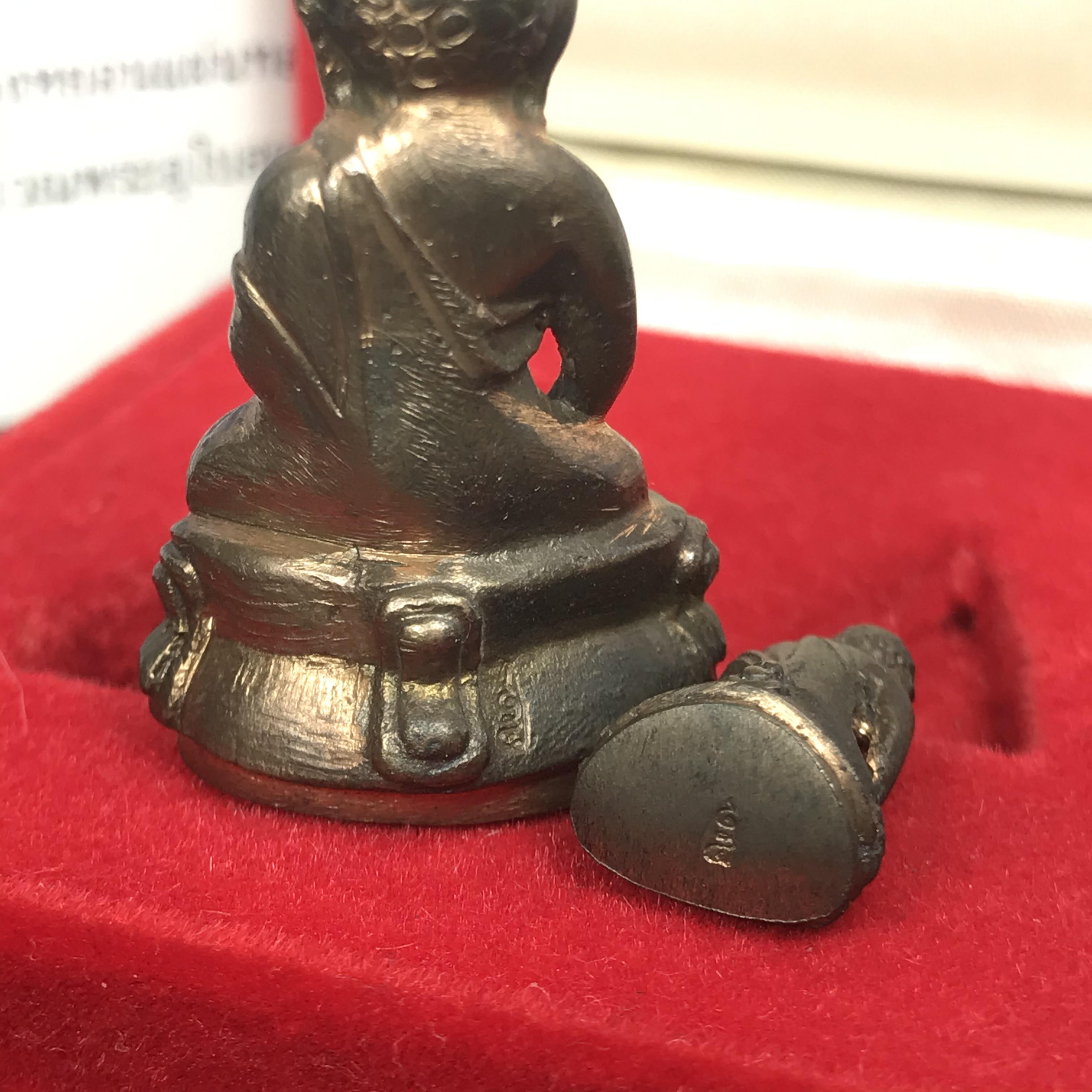 พระกริ่ง-พระชัยวัฒน์ ปวเรศ ปี2530 วัดบวรนิเวศราชวรวิหาร(ในหลวง ร.9 เสด็จเททอง)(บรรจุเส้นเกศาในหลวงรัชกาลที่9)พร้อมสูจิบัตรเดิมตอนจัดสร้าง(สภาพสวยครบสมบูรณ์) (องค์หน้าใหญ่)(องค์ทองทบ)แบบพิมพ์นิยมหายาก