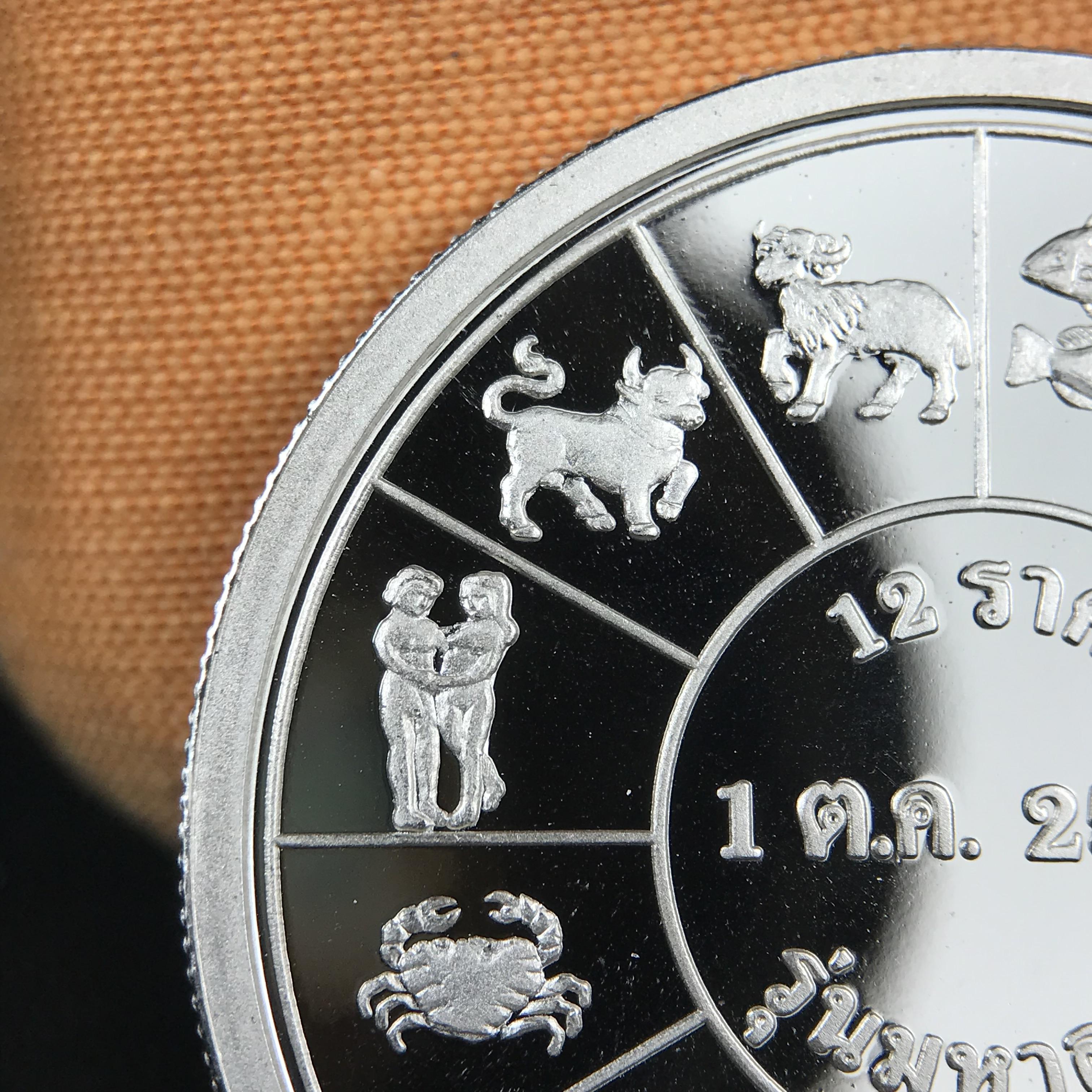 เหรียญรัชกาลที่ 5 หลัง 12 นักษัตริย์ รุ่นมหาลาภ ปี 2539 เนื้อเงินขัดเงา บล็อกนอก(เพิร์ธ)ออสเตรเรีย ขนาด 3.2 ซ.ม. กล่องบรรจุเดิมครบสมบูรณ์สวยงาม พิธีพุทธาภิเษก ณ.พระอุโบสถ วัดพระแก้ว สมเด็จพระญาณสังวร สมเด็จพระสังฆราช เป็นประธานพิธี