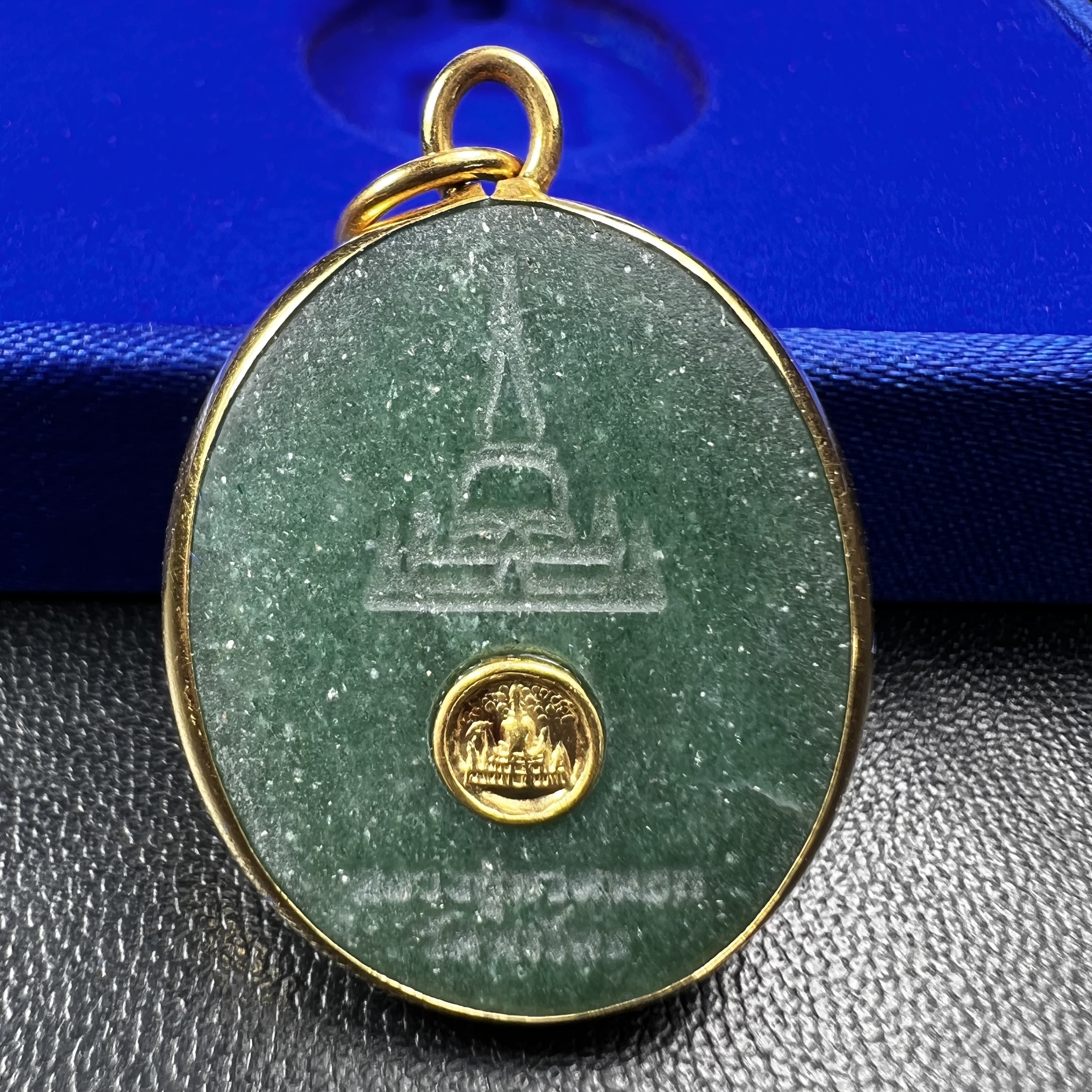 หลวงปู่ทวด วัดพะโคะ จ.สงขลา ปี 2543 เหรียญหยกรูปไข่(เลี่ยมทองคำ) ขนาด 2.2 x 2.5 ซม. ด้านหลังแผ่นโค๊ตทองคำ สร้างโดยสมาคมชาวเพชรบุรี “สมเด็จเจ้าพะโคะหลวงปู่ทวดเหยียบน้ำทะเลจืด” ครั้งแรกแห่งประวัติศาสตร์(สวยงามเป็นของล้ำค่าหายากมาก)สภาพสวยสมบูรณ์