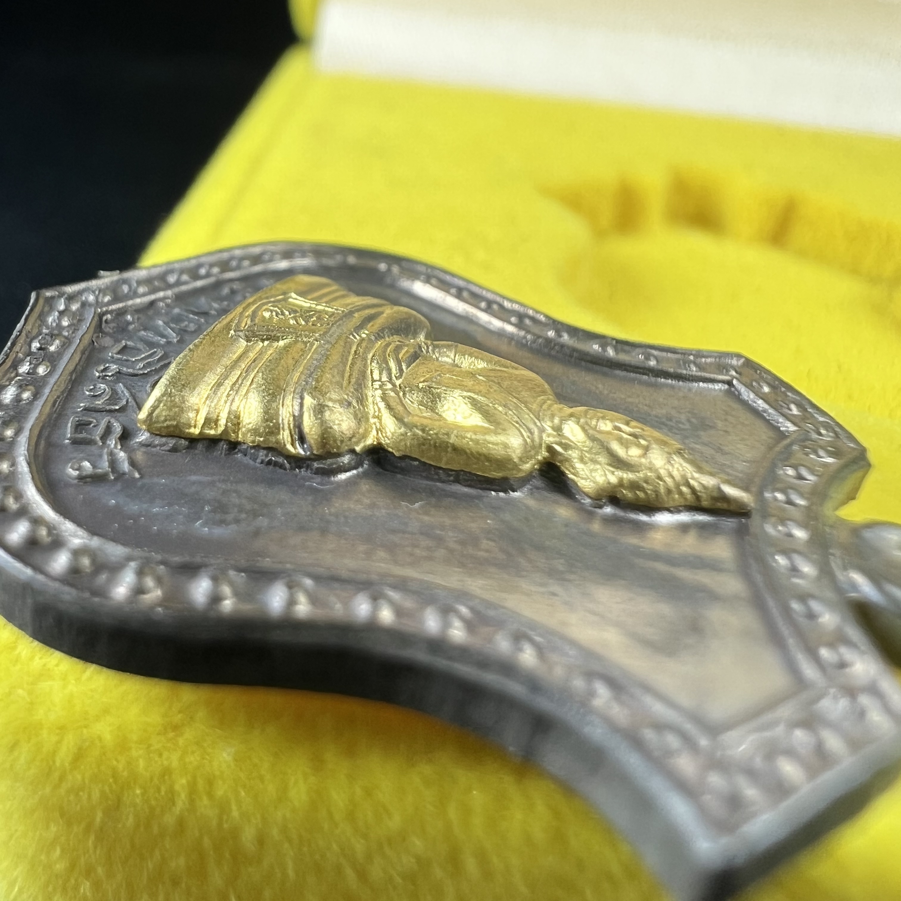 เหรียญหลวงพ่อโสธร ภปร. รุ่นกาญจนาภิเษก จัดสร้างในมงคลวโรกาสที่พระบาทสมเด็จพระเจ้าอยู่หัวรัชกาลที่9 เสด็จเถลิงถวัลย์สิริราชสมบัติ ครบ 50 ปี ในพุทธศักราช 2539 เนื้อนวโลหะหน้าทองคำ(พิธีใหญ่เข้มขลัง)1 ใน 9950 เหรียญ