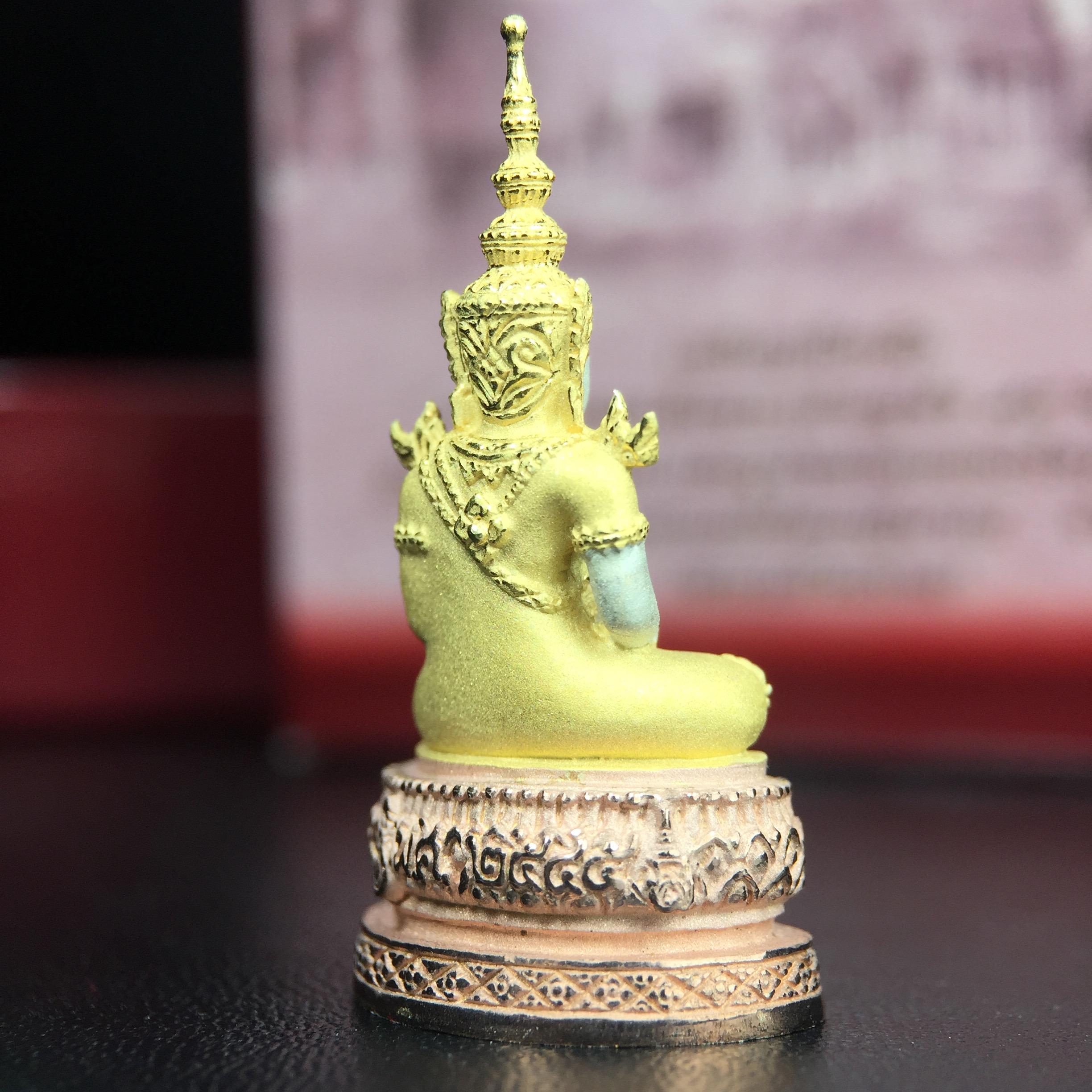 พระแก้วมรกต ภปร.(รุ่นแรก) ปี2545 จัดสร้างในมหาวโรกาส พระบาทสมเด็จพระเจ้าอยู่หัวรัชกาลที่ 9 ครบรอบ 75 พรรษา และฉลองกรุงรัตนโกสินทร์ครบ 220 ปี พิมพ์ลอยองค์ใหญ่ เนื้อเงินบริสุทธิ์ 92.5%(สามกษัตริย์) ขนาด 19*35 มม. พร้อมกล่อง สวยครบสมบูรณ์(องค์หมายเลข ๑๗๒๐)