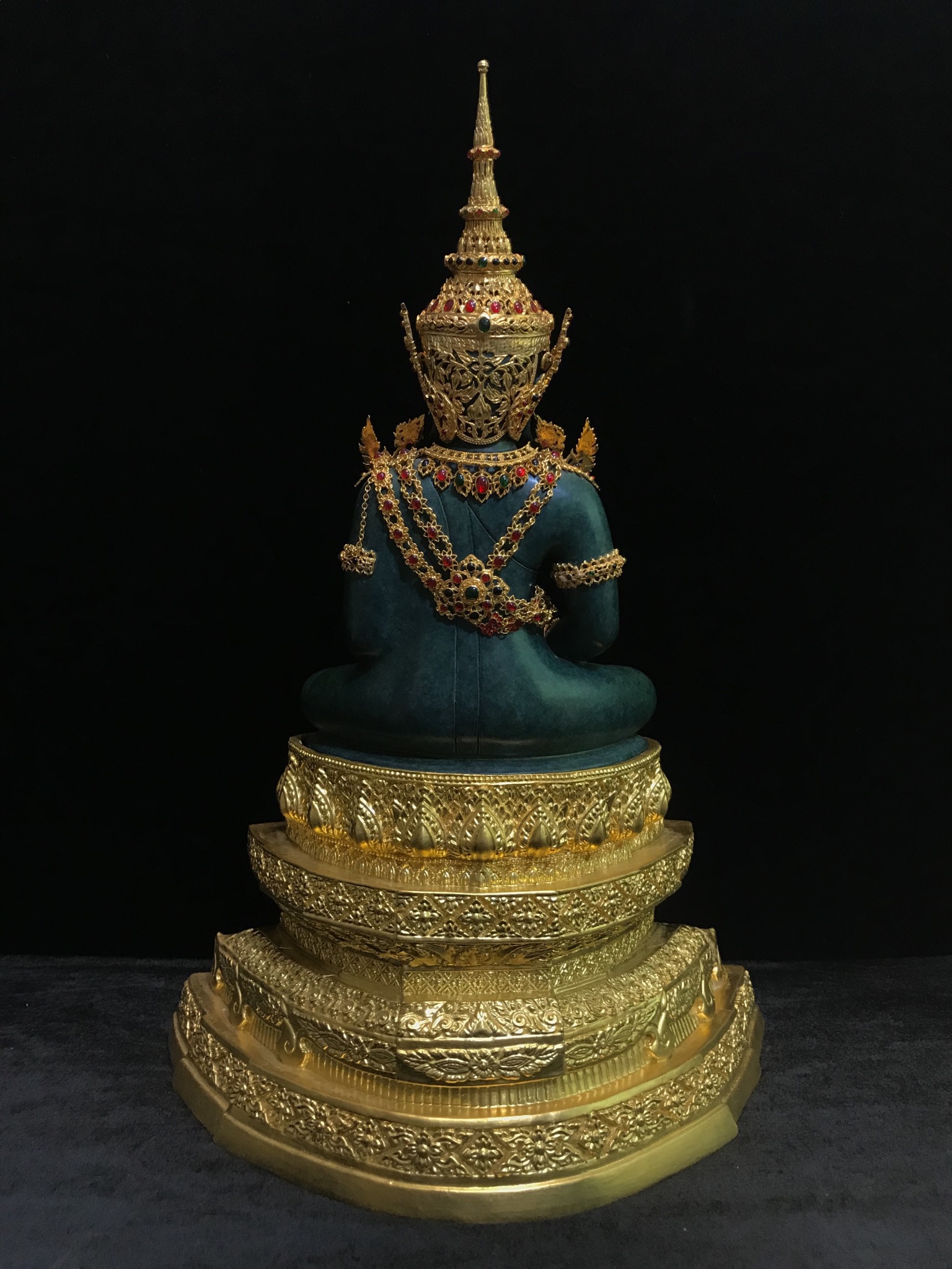 พระแก้วมรกต(จำลอง)ลอยองค์ ขนาดหน้าตัก 5 นิ้ว ทรงเครื่องฤดูร้อน เนื้อโลหะเคลือบสีเขียว เครื่องทรงชุบทองลงยาสี ฐานเนื้อโลหะ ลงรักปิดทองคำ ประดิษฐานตราสัญลักษณ์ฉลองสิริราชสมบัติ ครบ 60 ปี