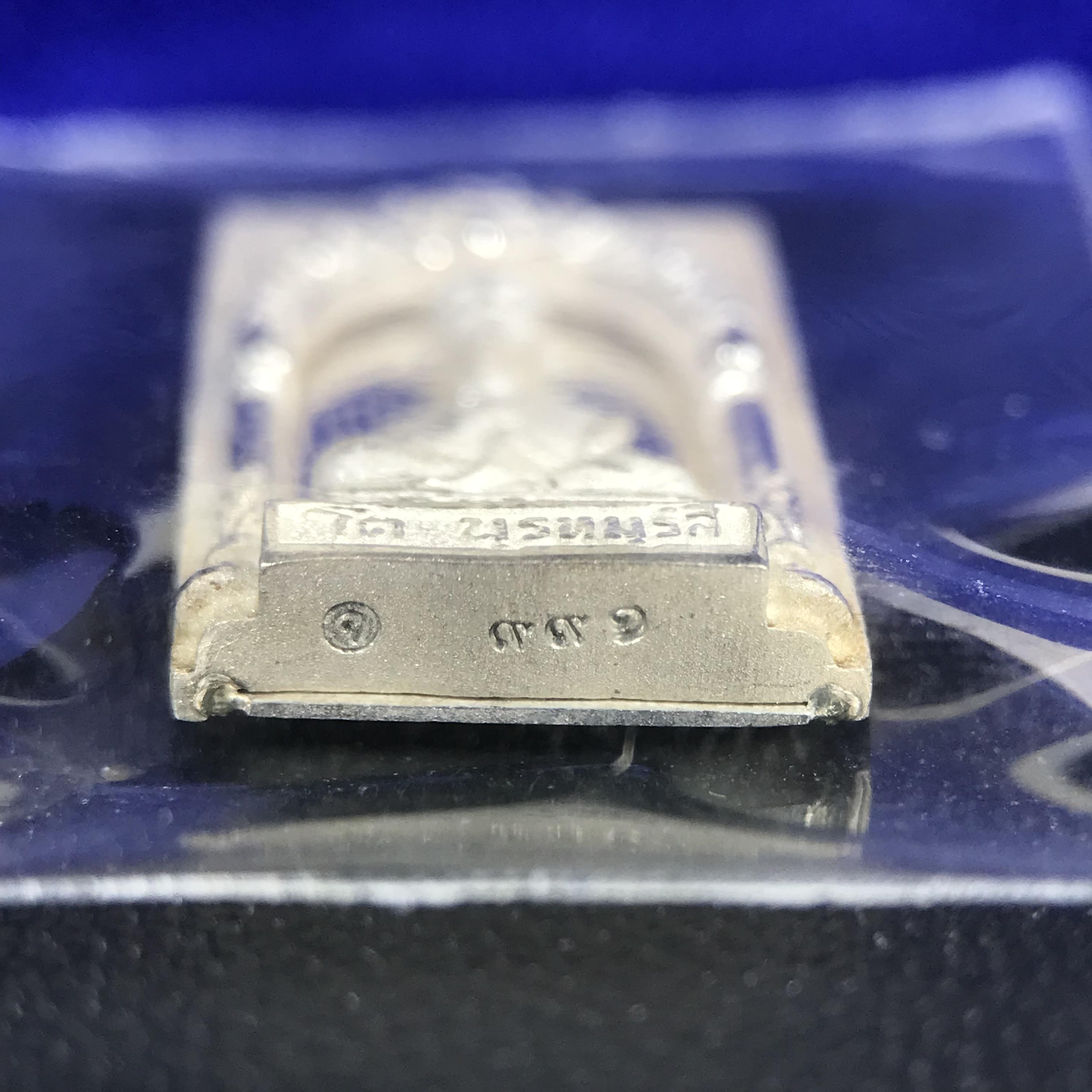 สมเด็จพุฒาจารย์ (โต พรหมรังสี) อนุสรณ์ 128 ปี สมเด็จพระญาณสังวร สมเด็จพระสังฆราช ทรงเมตตาอธิฐานจิต ปี 2543 มหาพุทธาภิเษก 3วาระ เหรียญรูปเหมือนสมเด็จพุฒาจารย์โตด้านหลังพระสมเด็จ เนื้อเงิน พิมพ์เล็ก(พิมพ์คะแนน) ขนาด 1.2 x 1.7 ซม. ทรงคุณค่าทั้งด้านความงานด้า