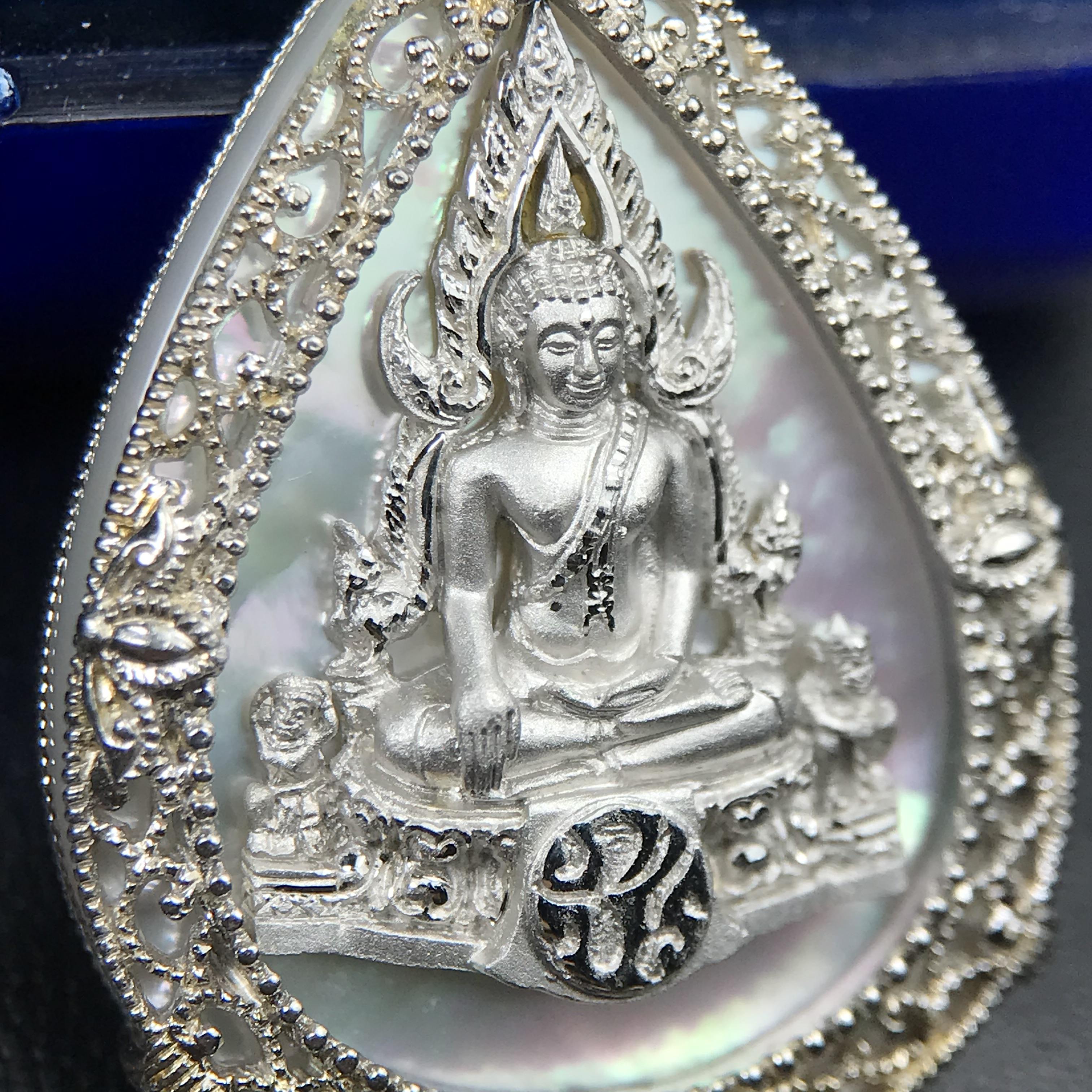 เหรียญพระพุทธชินราช ภปร. โครงการ เพราะแผ่นดินนี้คือแผ่นดินเกิด ปี 2551 รูปหยดน้ำ เนื้อเงินชุบทองคำขาว(ล้อมด้วยกรอบเงินชุบทองคำขาวสลักเสลาเป็นลวดลายละเอียดอ่อน ส่วนพื้นองค์พระเป็นเปลือกหอยมุขสวยงดงาม )(ขนาด 21 x 29 มม.) (สวยงามหายาก)1ใน5000องค์