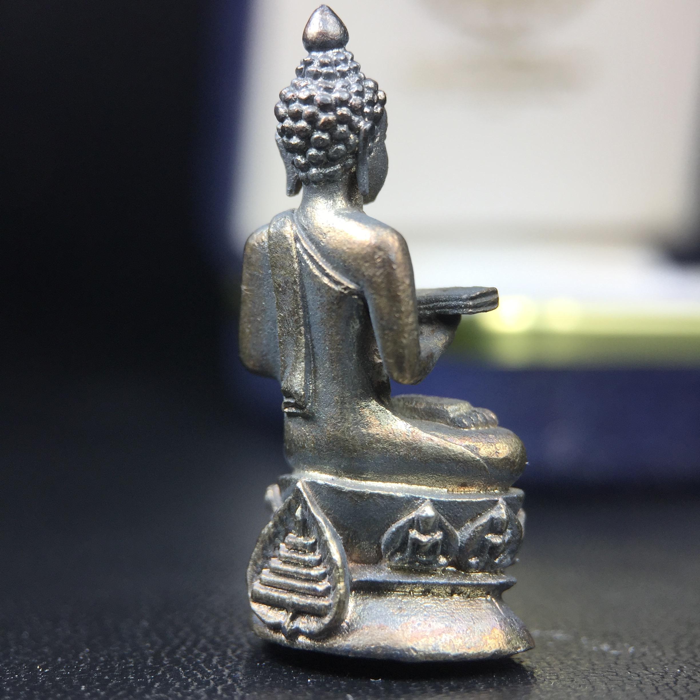 พระกริ่งปรมานุชิตชิโนรส วัดพระเชตุพนวิมลมังคลาราม(วัดโพธิ์) ปี2533 เนื้อเงิน ( ในหลวงรัชกาลที่9เสด็จเททอง)พิธีใหญ่ งดงามด้วยพุทธศิลป์เปี่ยมด้วยพุทธคุณ อีกหนึ่งรุ่นที่แนะนำสะสมบูชา