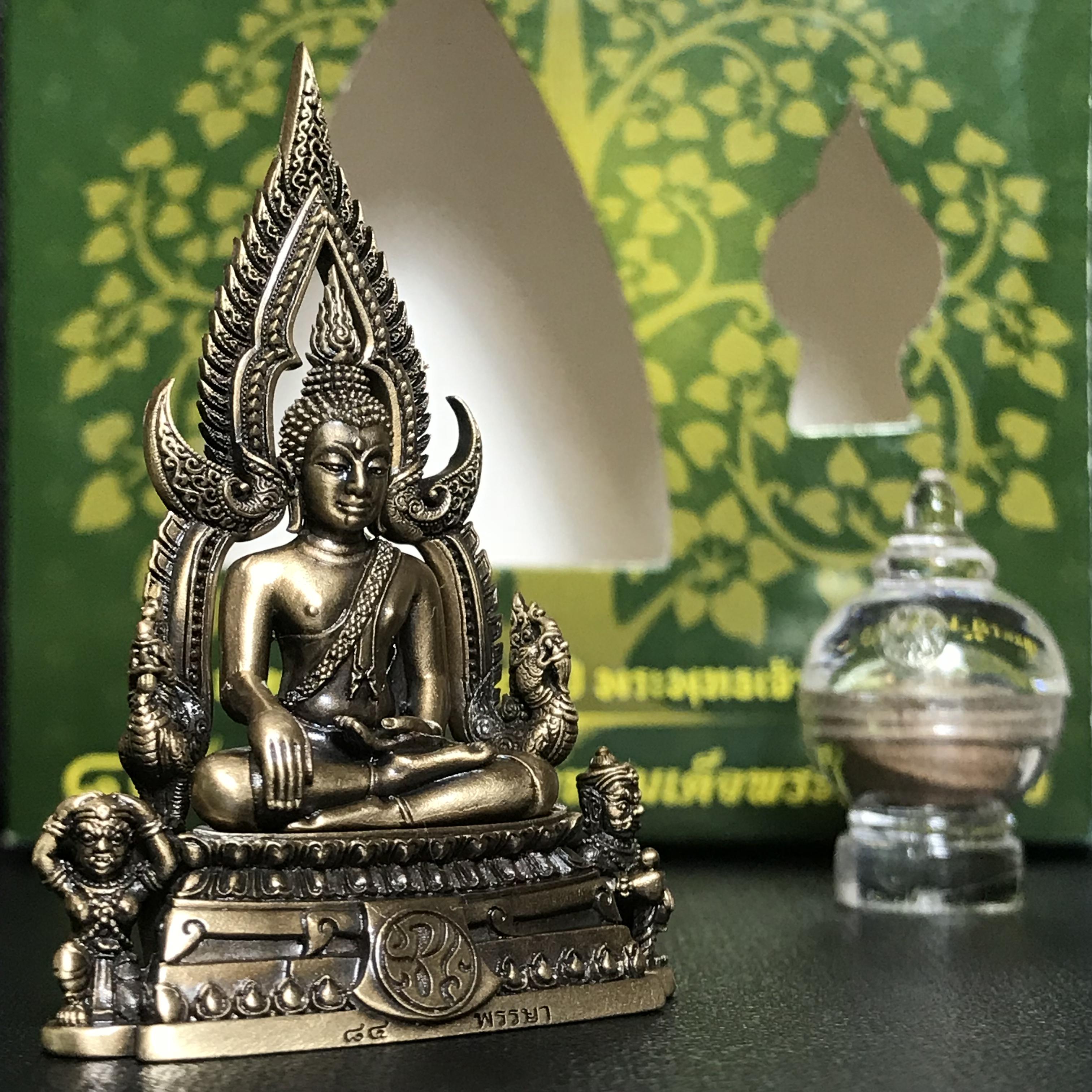 พระพุทธชินราช(จำลอง) ภปร 84 พรรษา เนื้อบรอนซ์รมดำซาติน พิมพ์ใหญ่ขนาดหน้าตัก 3/4 นิ้ว(1ใน5000องค์) )(พระราชทานมวลสาร จิตรลดาและเส้นพระเจ้า(เส้นผม)รัชกาลที่9)