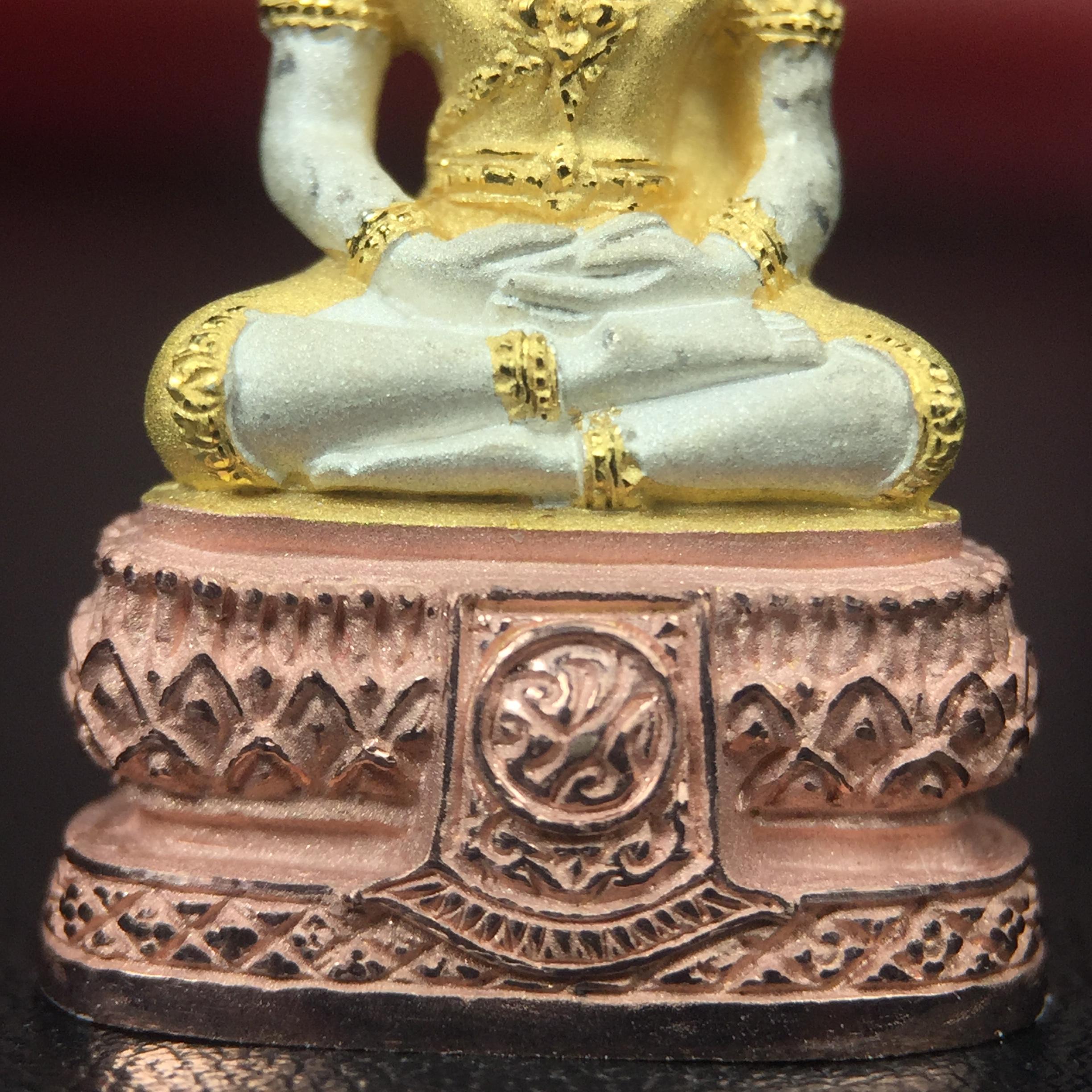 พระแก้วมรกต ภปร.(รุ่นแรก) ปี2545 รุ่นฉลองกรุงรัตนโกสินทร์ครบ 220 ปี พิมพ์ลอยองค์ใหญ่ เนื้อเงินบริสุทธิ์ 92.5% (สามกษัตริย์) ขนาด 19*35 มม. พร้อมกล่องบรรจุเดิม สวยครบสมบูรณ์