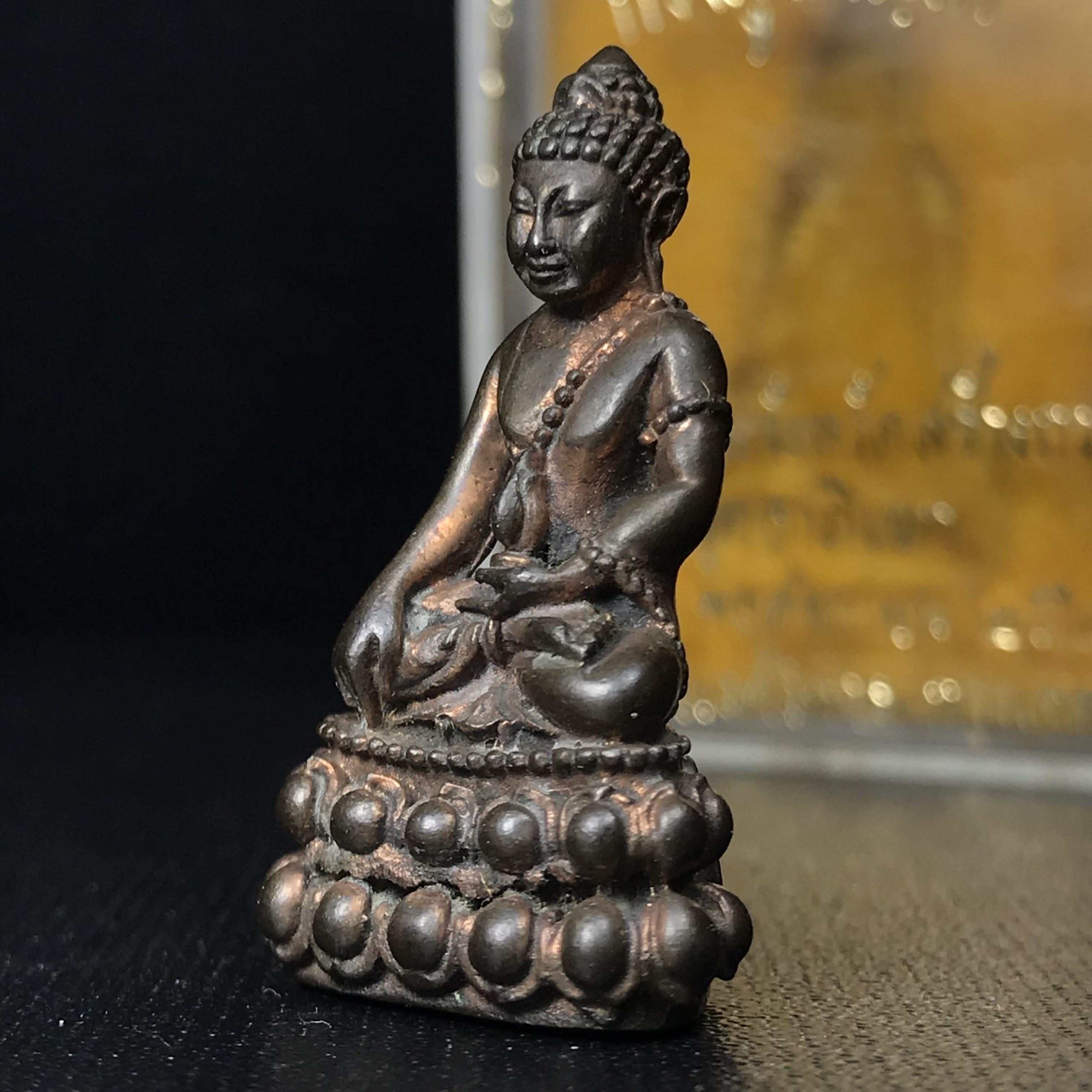 พระกริ่งภูริทัตโต (หลวงปู่มั่น ภูริทัตโต) เนื้อนวโลหะ ปี 2520 สุดยอดพระเกจิสายวิปัสสนากรรมฐานปลุกเสก (สมเด็จพระญาณสังวรเป็นประธานเททอง)(สภาพสวยครบกล่องเดิม)