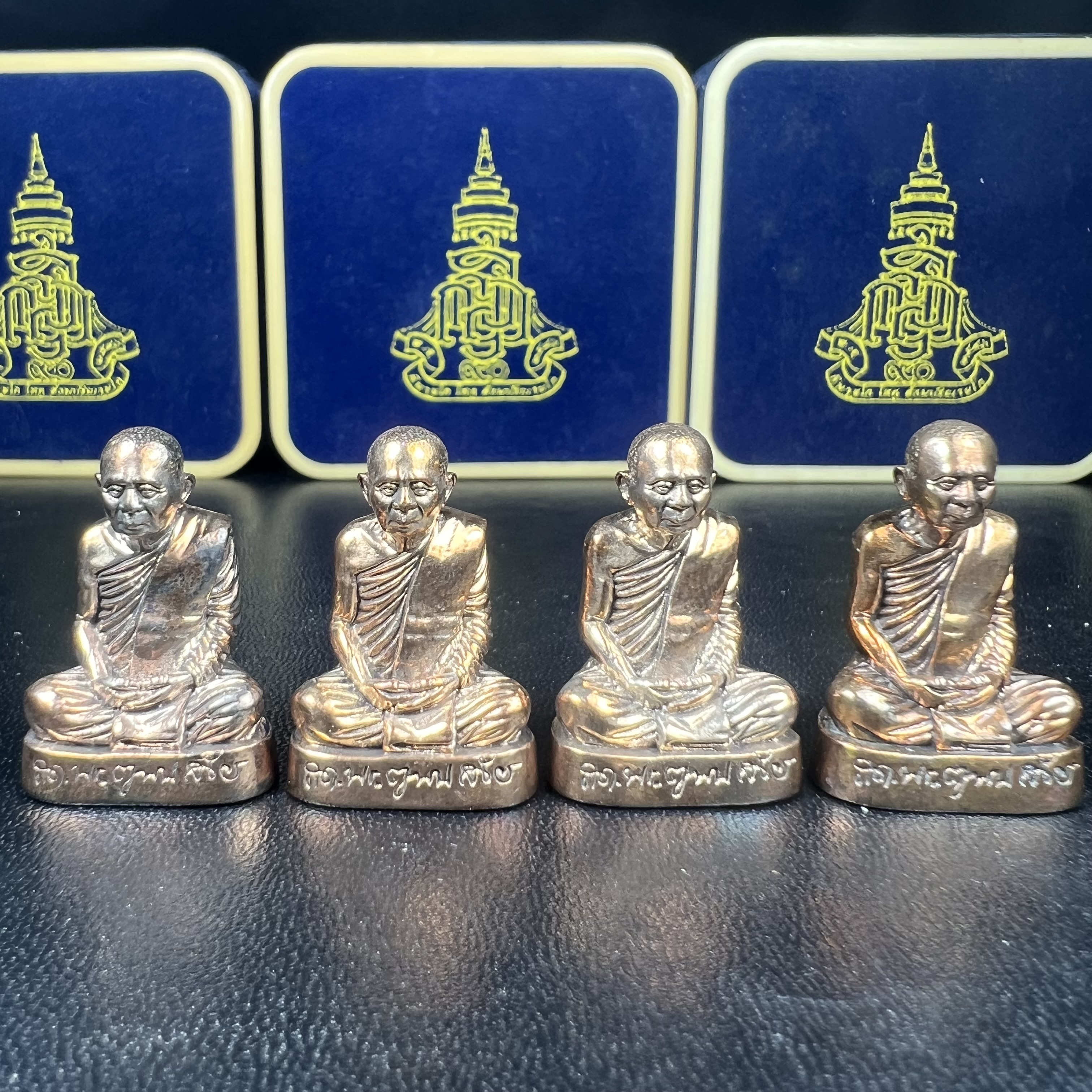 พระรูปเหมือนลอยองค์ สมเด็จพระสังฆราช วัดบวรนิเวศวิหาร รุ่น คชวัตร ปี2546 ที่ระลึกงานฉลองพระชนมายุ 90 พรรษา เนื้อนวโหละ (พิมพ์ใหญ่หน้าตัก 1.5ซม.+พิมพ์เล็กหน้าตัก1 ซม.)รวม1 ชุด 2 องค์