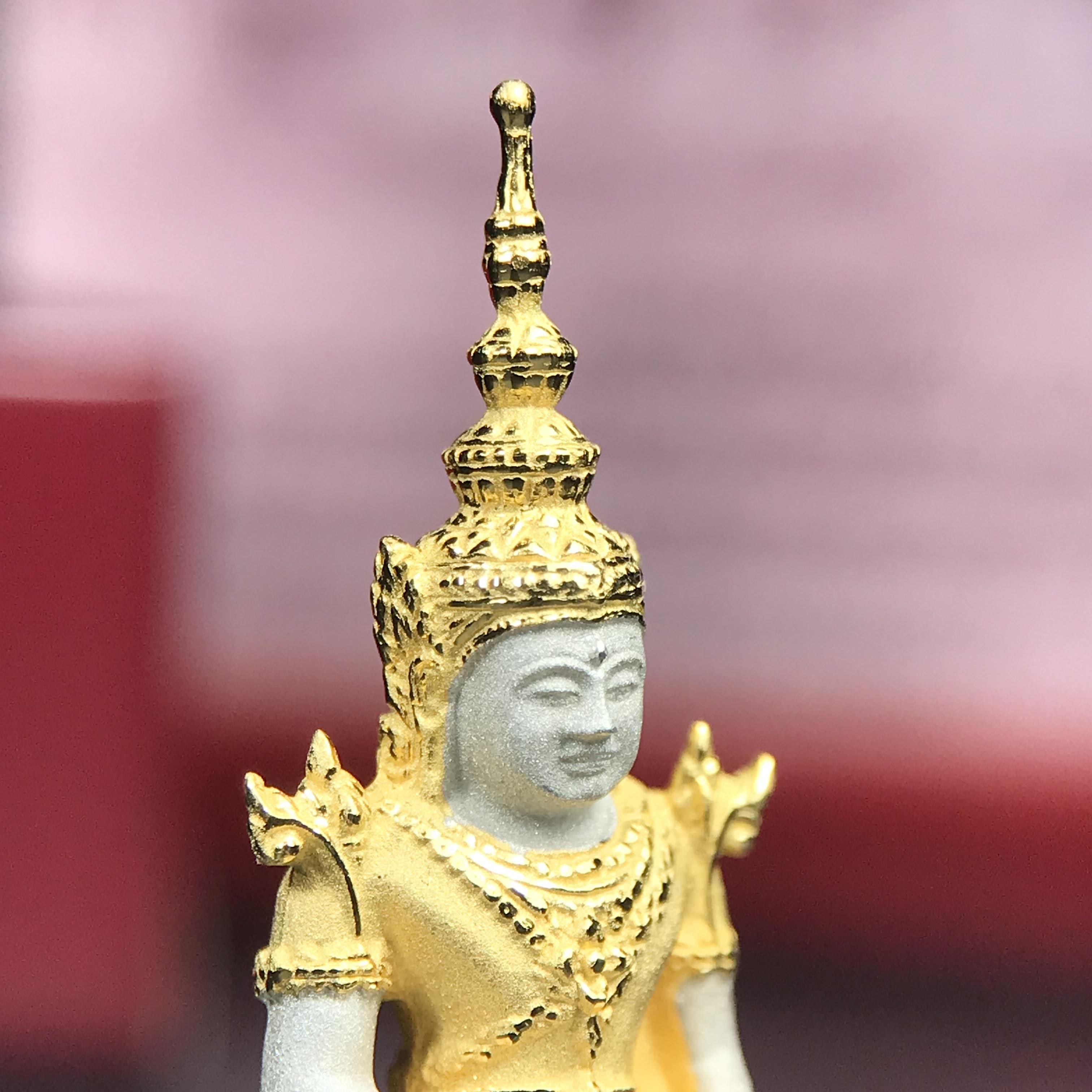 พระแก้วมรกต ภปร.(รุ่นแรก) ปี2545 จัดสร้างในมหาวโรกาส พระบาทสมเด็จพระเจ้าอยู่หัวรัชกาลที่ 9 ครบรอบ 75 พรรษา และฉลองกรุงรัตนโกสินทร์ครบ 220 ปี พิมพ์ลอยองค์ใหญ่ เนื้อเงินบริสุทธิ์ 92.5%(สามกษัตริย์) ขนาด 19*35 มม. พร้อมกล่อง สวยครบสมบูรณ์(องค์หมายเลข ๓๓๘๗)