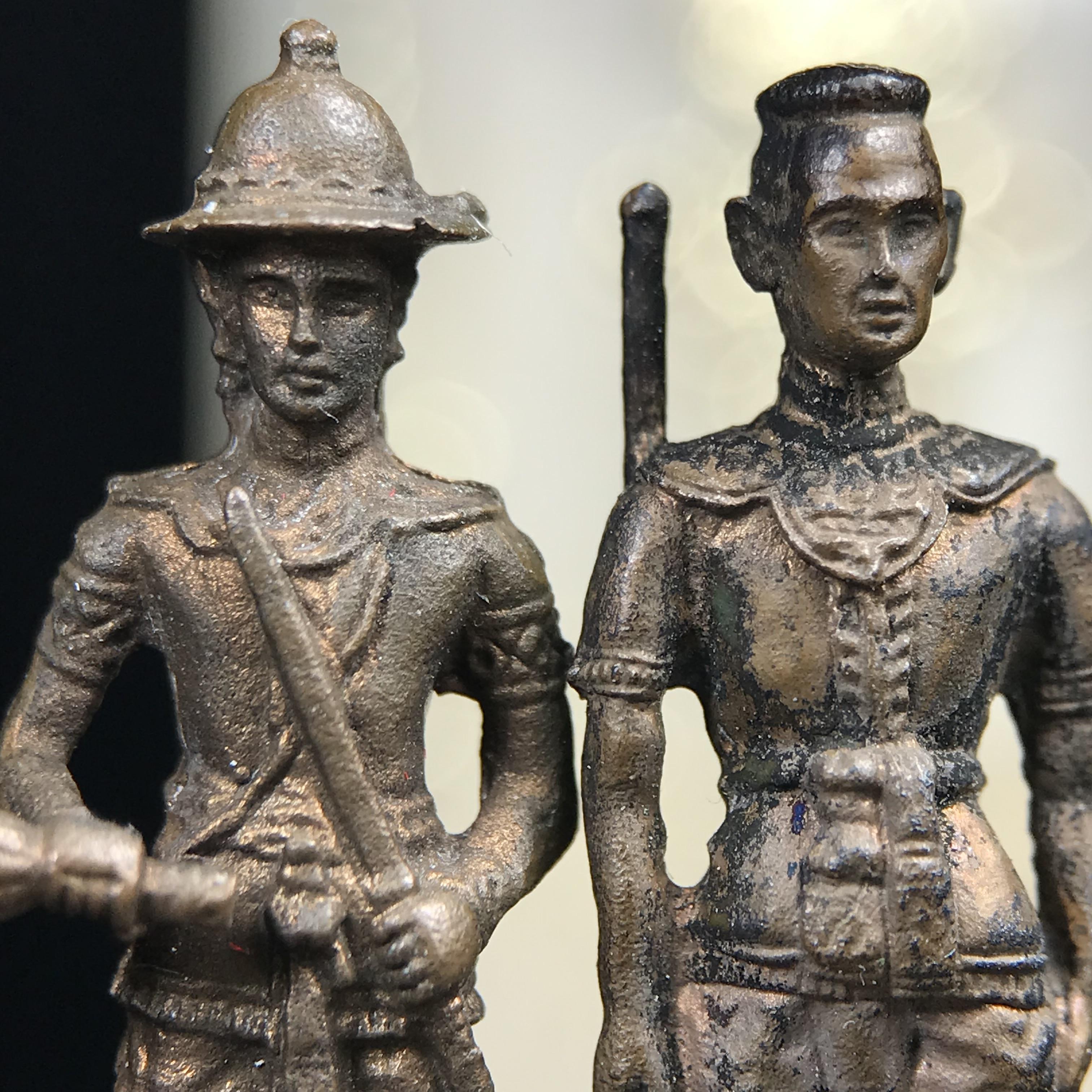 พระกริ่งสมเด็จพระนเรศวร-พระกริ่งสมเด็จพระเอกาทศรถ กองทัพภาคที่3จัดสร้าง ปี2517 เนื้อนวโลหะครบชุด 2องค์กล่องบรรจุเดิมครบสมบูรณ์(หายาก)(1ใน 300ชุด)(ในหลวง ร.9 เสด็จในพิธี)ปลุกเสกโดยพระคณาจารย์ชื่อดังในยุคนั้น7วัน7คืน(หลวงปู่โต๊ะ วัดประดู่ฉิมพลี ร่วมปลุกเสก)