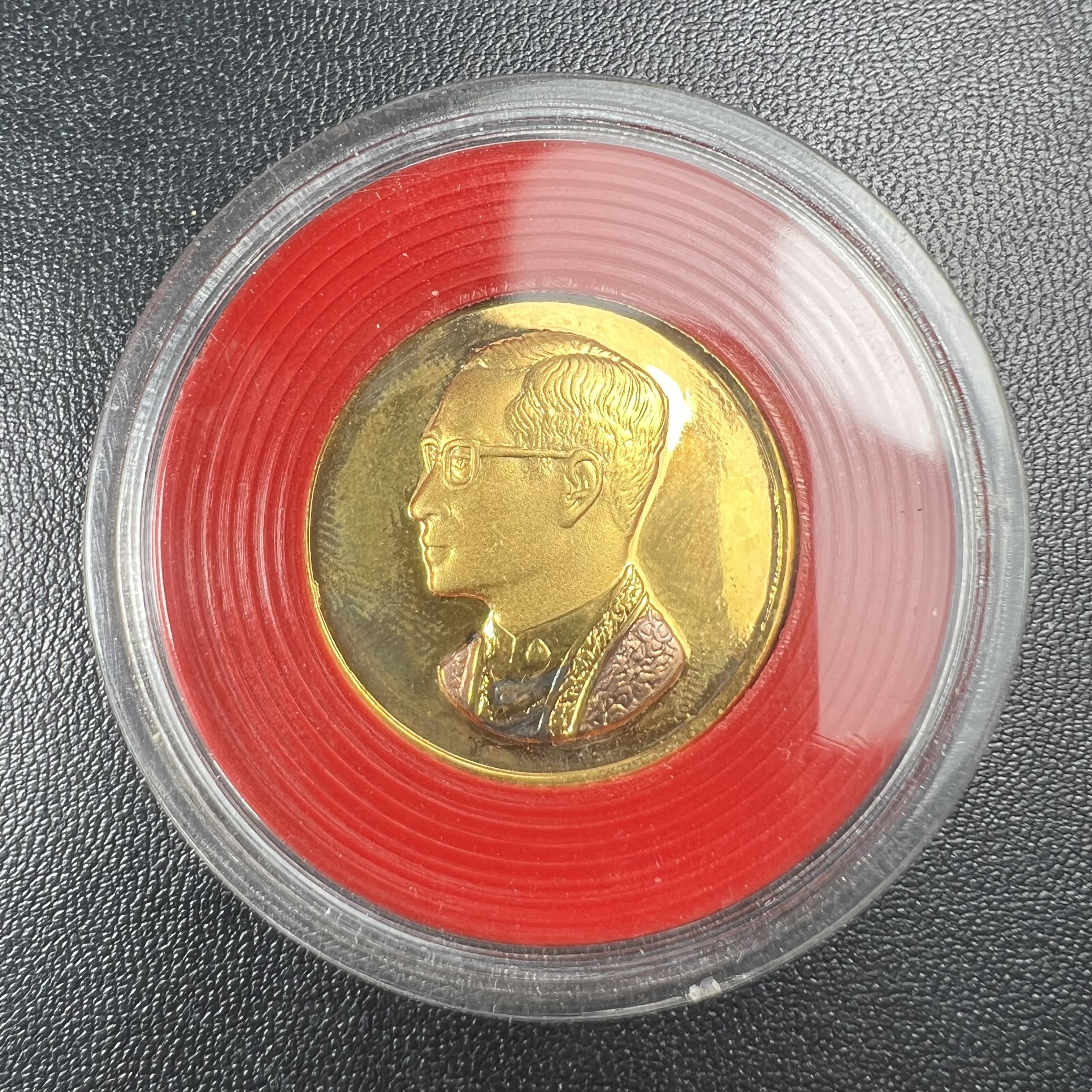 วัตถุมงคลคุ้มเกล้าฯ มหามงคลเฉลิมพระชนมพรรษา 6 รอบ รัชกาลที่ 9 ชุดพิเศษกรรมการ(หายาก) (ในหลวงรัชกาลที่9 ทรงจุดไฟพระฤกษ์และเททอง พิธีใหญ่)ยอดนิยมหายาก