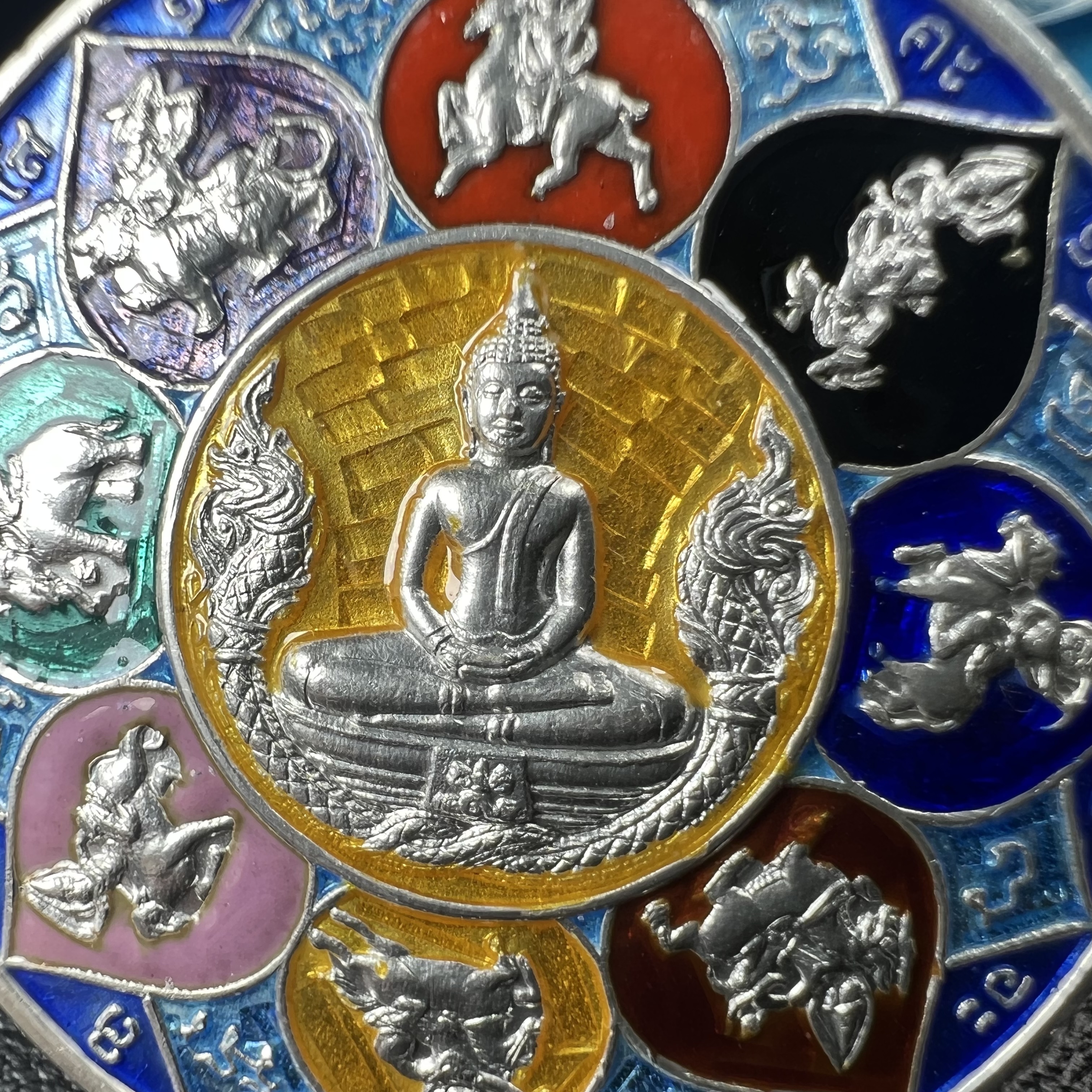 เหรียญหลวงพ่อโสธร รุ่นดวงชะตาคู่ชีวิต พิธีมหาจักรพรรดิตราธิราชครั้งยิ่งใหญ่ พิธีสวดนพเคราะห์เพื่อความเป็นสิริมงคล ปี 2547 ณ พระอุโบสถวัดโสธรวรารามวรวิหาร จ.ฉะเชิงเทรา เนื้อเงินลงยาราชาวดี ขนาด 3.2 ซม.พร้อมกล่องบรรจุเดิมสภาพสวยครบสมบูรณ์