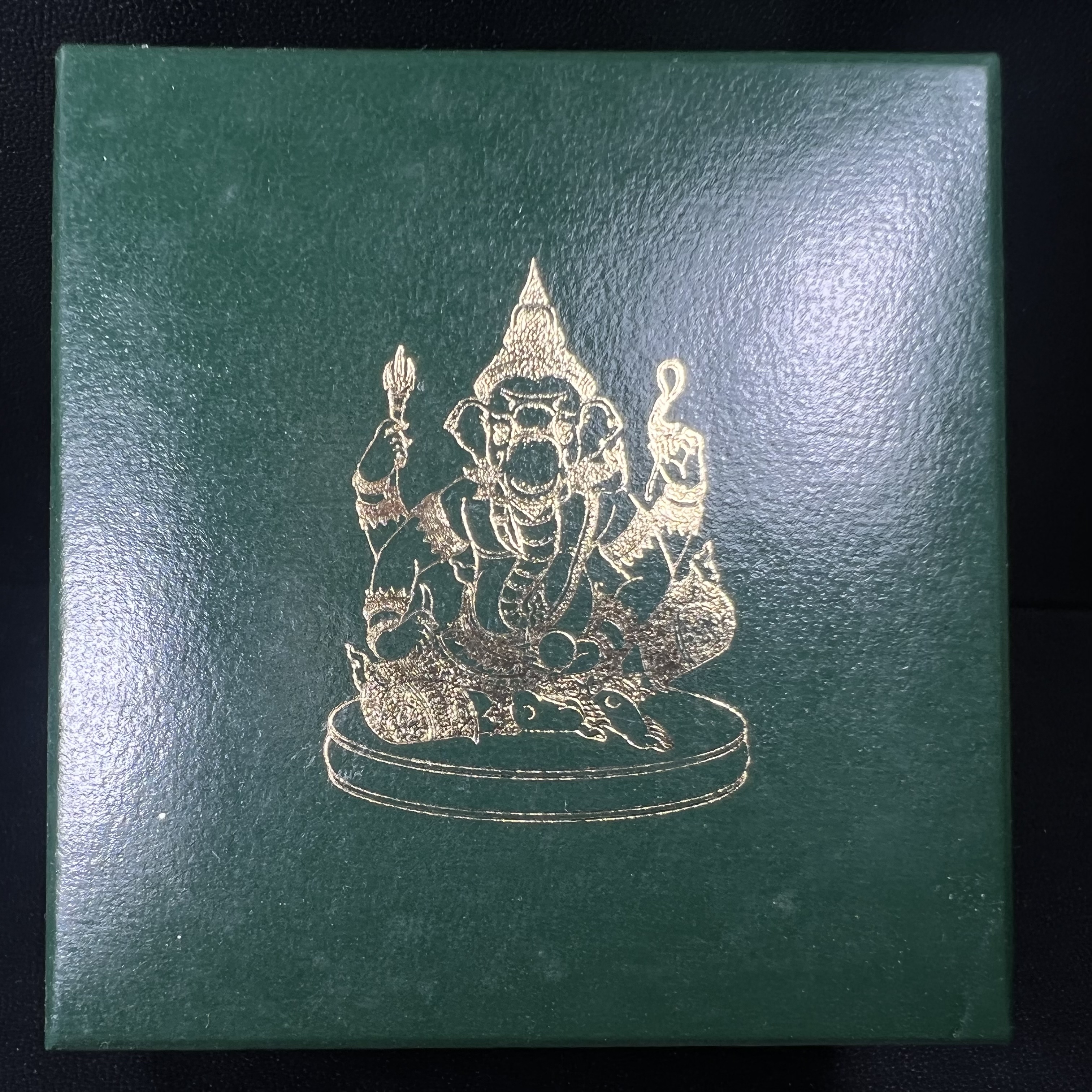 พระพิฆเนศ เทวสถานโบสถ์พราหมณ์ ปี 2539 รูปหล่อลอยองค์เนื้อเงิน 99.9% (พ่นทรายขัดเงาบางส่วน) พิมพ์เล็ก(ขนาดประมาณ 1.3 * 0.8 ซม.) พร้อมกล่องบรรจุเดิมครบ ผลิตโดย บ.แพรนด้า จิวเวลรี่(สภาพสวยเดิม พิธีใหญ่ พุทธศิลป์งดงาม)