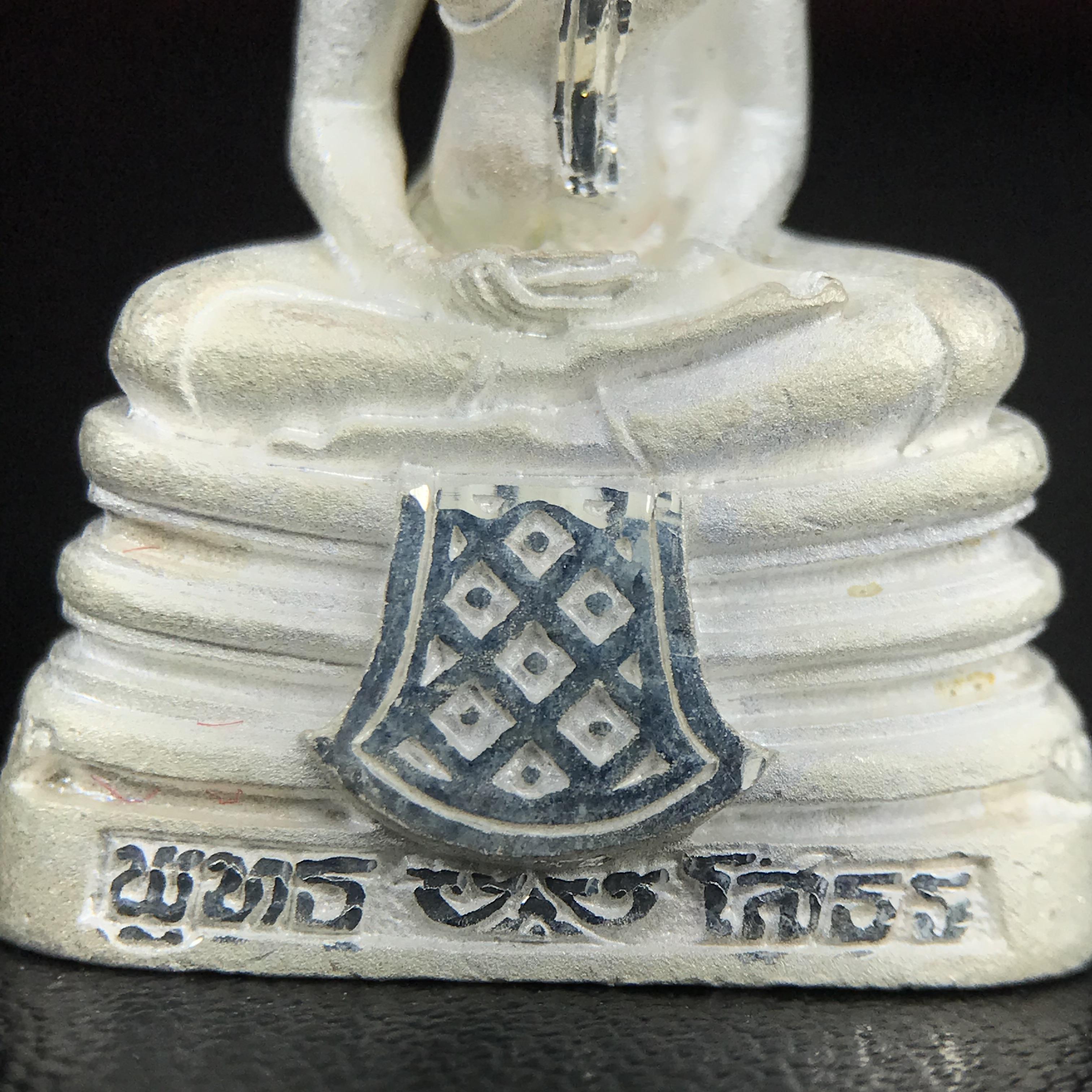 พระพุทธโสธร(หลวงพ่อโสธร) รุ่นสร้างอุโบสถ ปี2539 เนื้อเงินทรายนวลขัดเงาบางส่วน ลอยองค์พิมพ์ใหญ่ สภาพสวยกล่องบรรจุเดิมครบสมบูรณ์(งานแพรนด้า จิวเวลรี่)สวยงดงาม