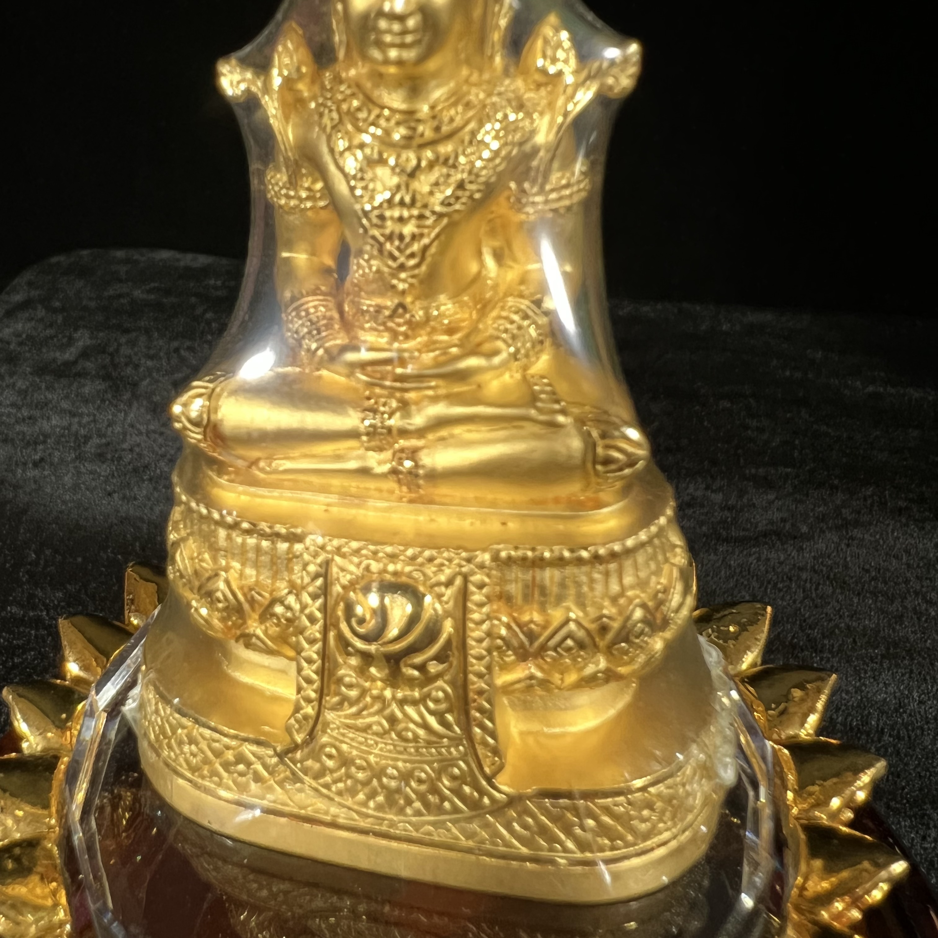 พระแก้วมรกต ภปร.(รุ่นแรก) ปี2545 รุ่นฉลองกรุงรัตนโกสินทร์ครบ 220 ปี หล่อลอยองค์ เนื้อทองคำบริสุทธิ์99.99% ขนาดบูชา 50*90 มม. พร้อมฐานวางครอบแก้วเดิมกล่องบรรจุเดิมครบสมบูรณ์(สวยงามและหายากมาก)(1ใน1000องค์)