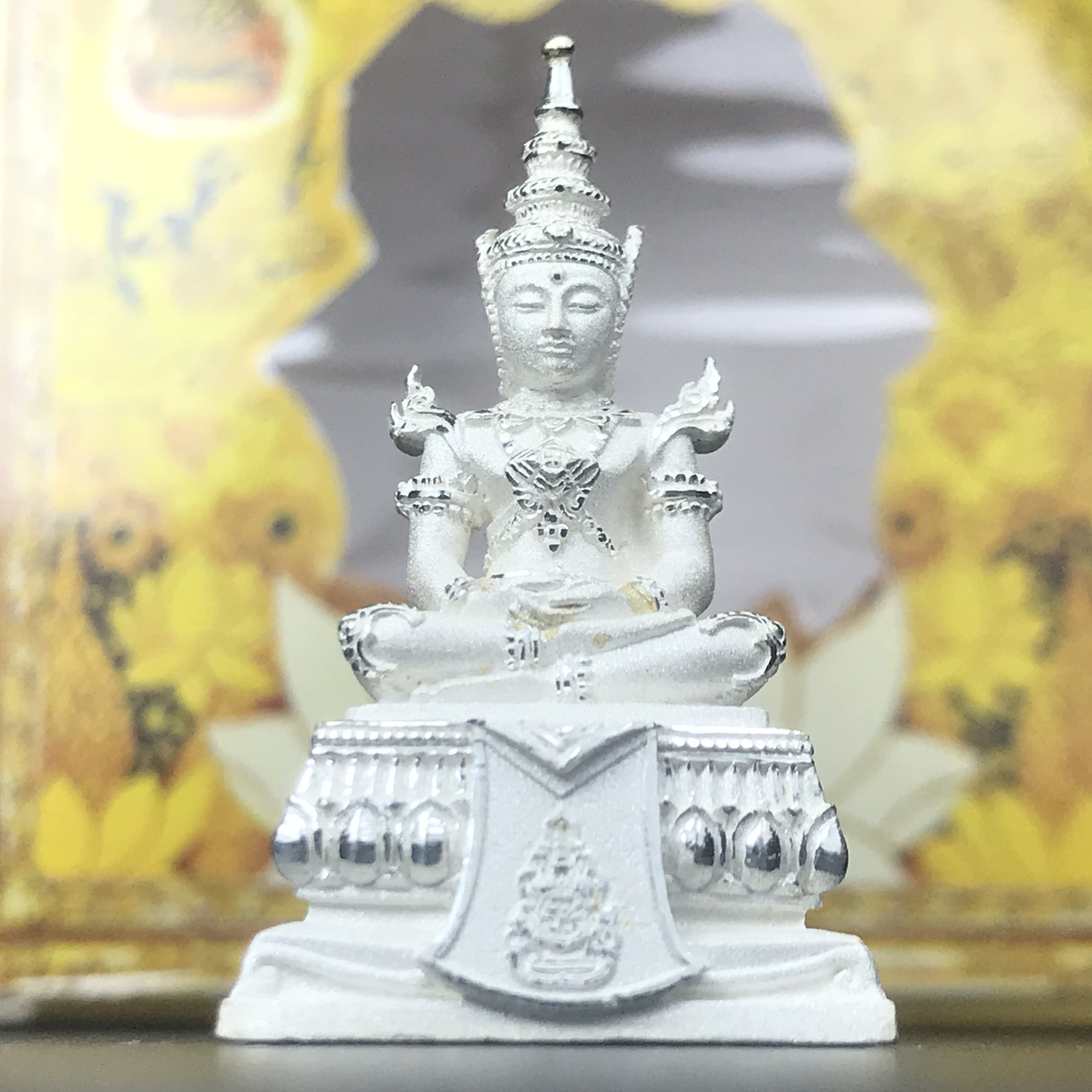 พระแก้วมรกต(จำลอง)ลอยองค์ ขนาดหน้าตัก 1/2 นิ้ว ทรงเครื่องฤดูร้อน เนื้อเงิน ตราสัญลักษณ์ฉลองสิริราชสมบัติ ครบ 60 ปี พ.ศ.2549(สภาพสวย ครบ สมบูรณ์))