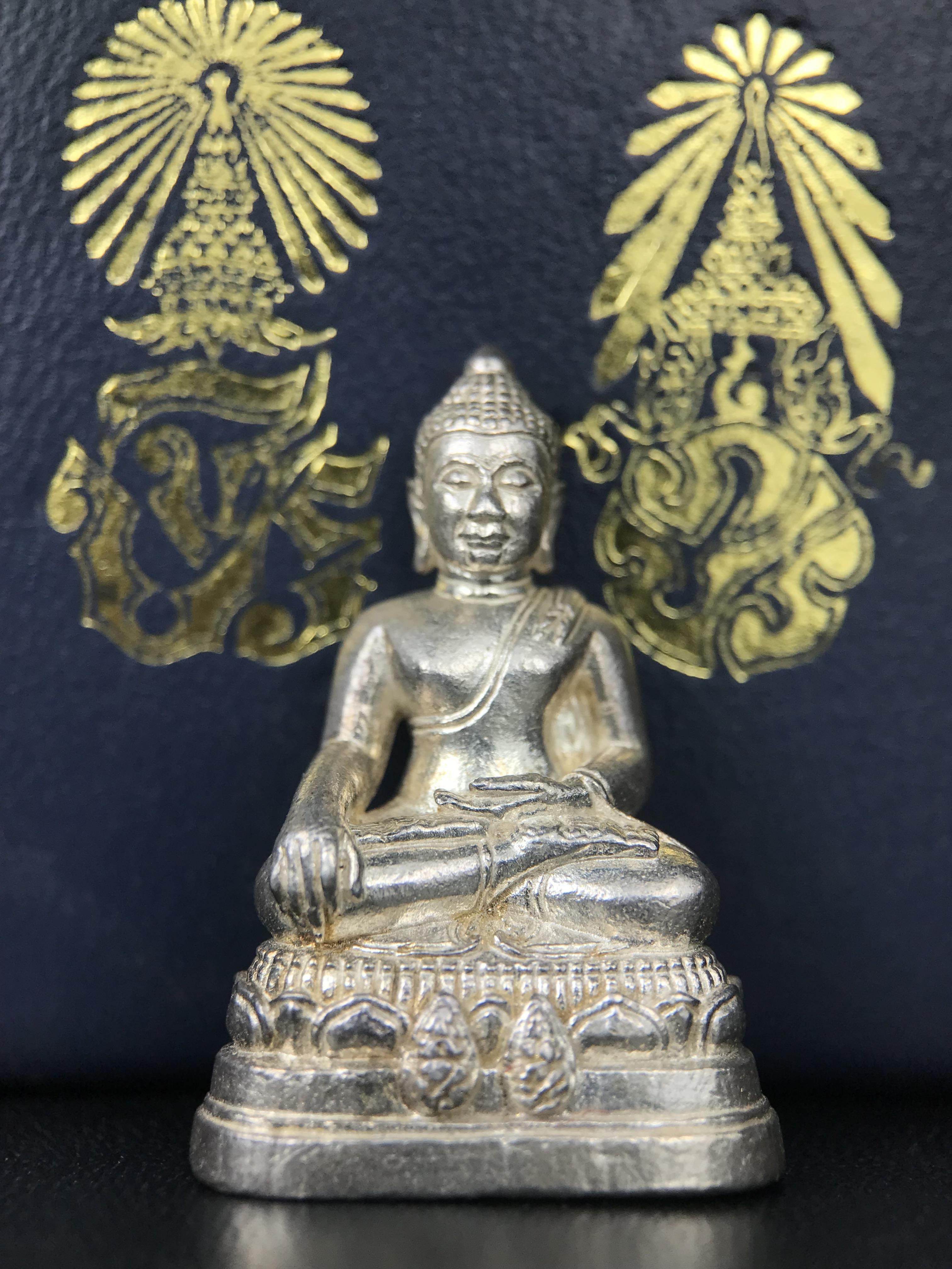 พระกริ่งพระพุทธนรสีห์ จปร.+ภปร. ครบรอบ 100 ปี ธนาคารไทยพาณิชย์ ปี 2550 พระกริ่งเนื้อเงิน(หายาก)(พุทธศิลป์งดงาม)ด้านหน้าฐานประดับด้วยตราสัญลักษณ์ "จปร" และ "ภปร" (องค์เนื้อเงินสร้างน้อย พบเจอน้อยหายาก)1 ใน 2500 องค์