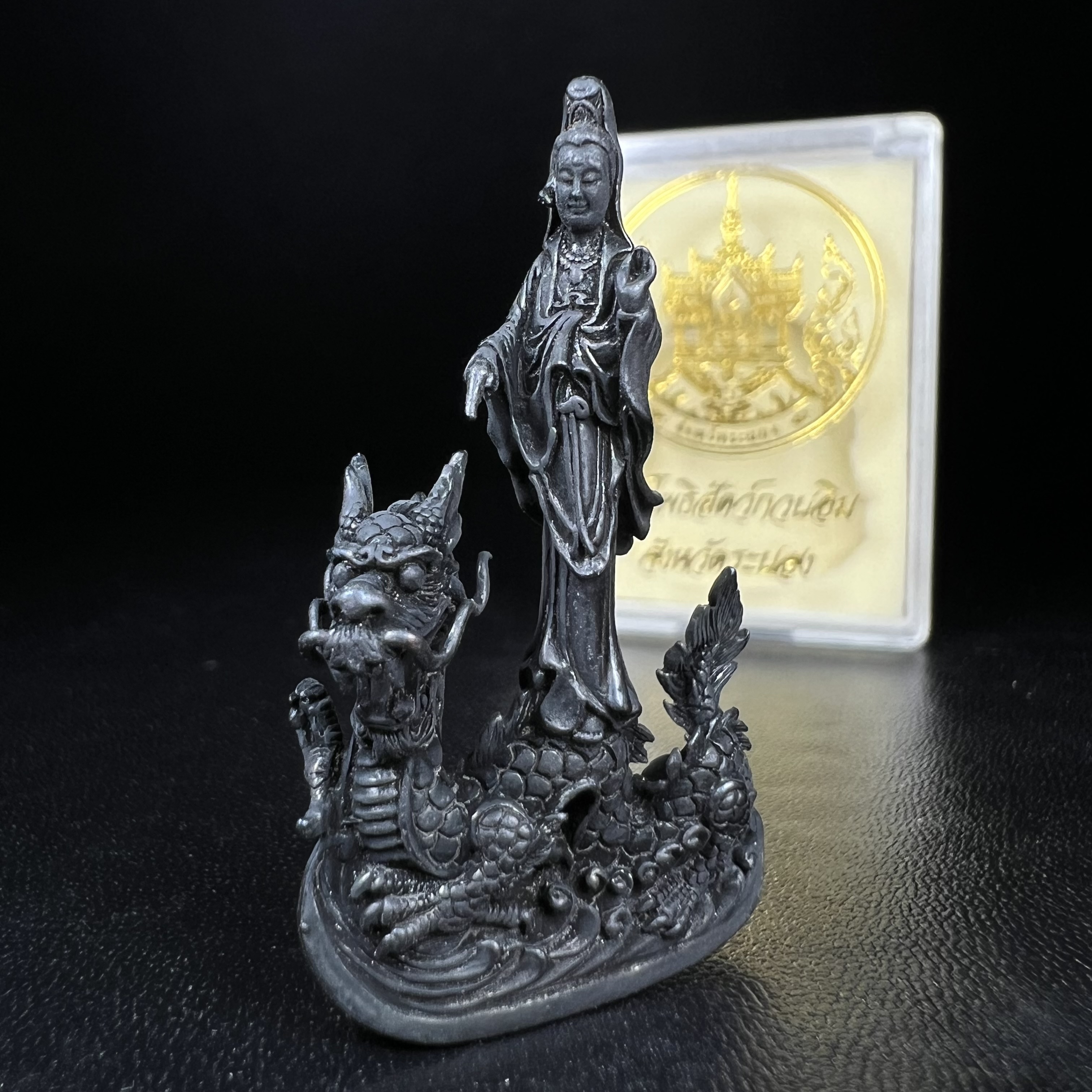 รูปหล่อลอยองค์พระโพธิสัตว์กวนอิม ทรงประทับมังกร จ.ระนอง พ.ศ.2539 เนื้อนวโลหะ พิมพ์ใหญ่(สวยงดงาม เข้มขลัง ทรงคุณค่า) เฉลิมฉลองในวโรกาสที่พระบาทสมเด็จพระเจ้าอยู่หัวทรงครองสิริราชสมบัติครบ 50 ปี(องค์หมายเลข๒๔๐๘๘)