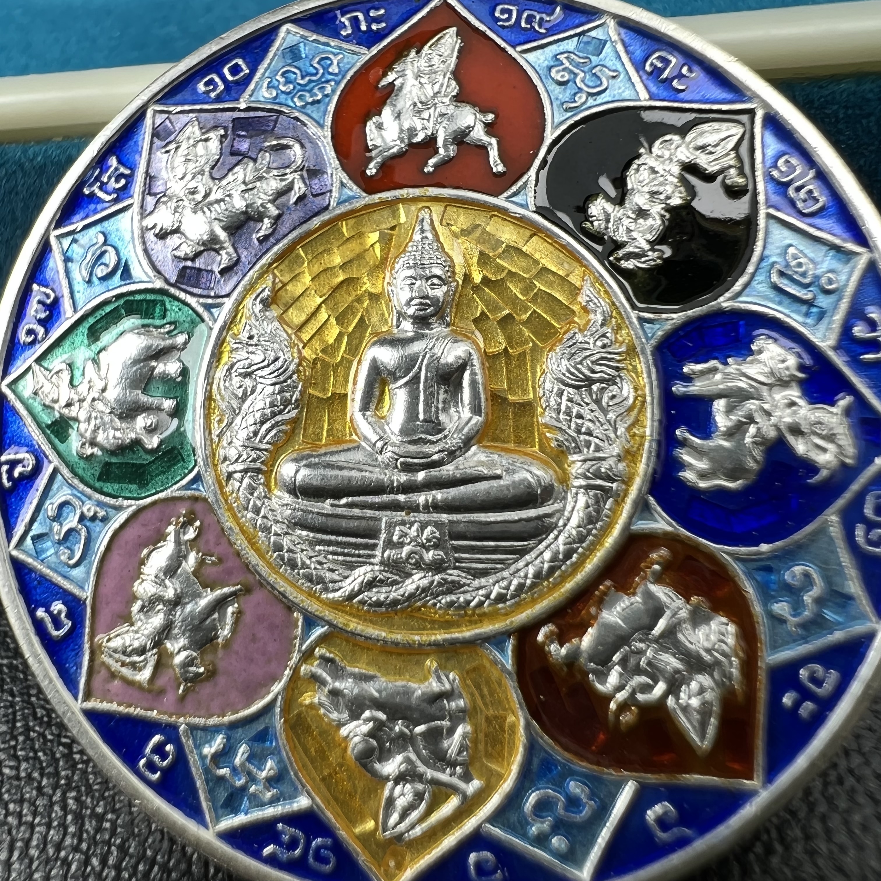 เหรียญหลวงพ่อโสธร รุ่นดวงชะตาคู่ชีวิต พิธีมหาจักรพรรดิตราธิราชครั้งยิ่งใหญ่ พิธีสวดนพเคราะห์เพื่อความเป็นสิริมงคล ปี 2547 ณ พระอุโบสถวัดโสธรวรารามวรวิหาร จ.ฉะเชิงเทรา เนื้อเงินลงยาราชาวดี ขนาด 3.2 ซม.พร้อมกล่องบรรจุเดิมสภาพสวยครบสมบูรณ์