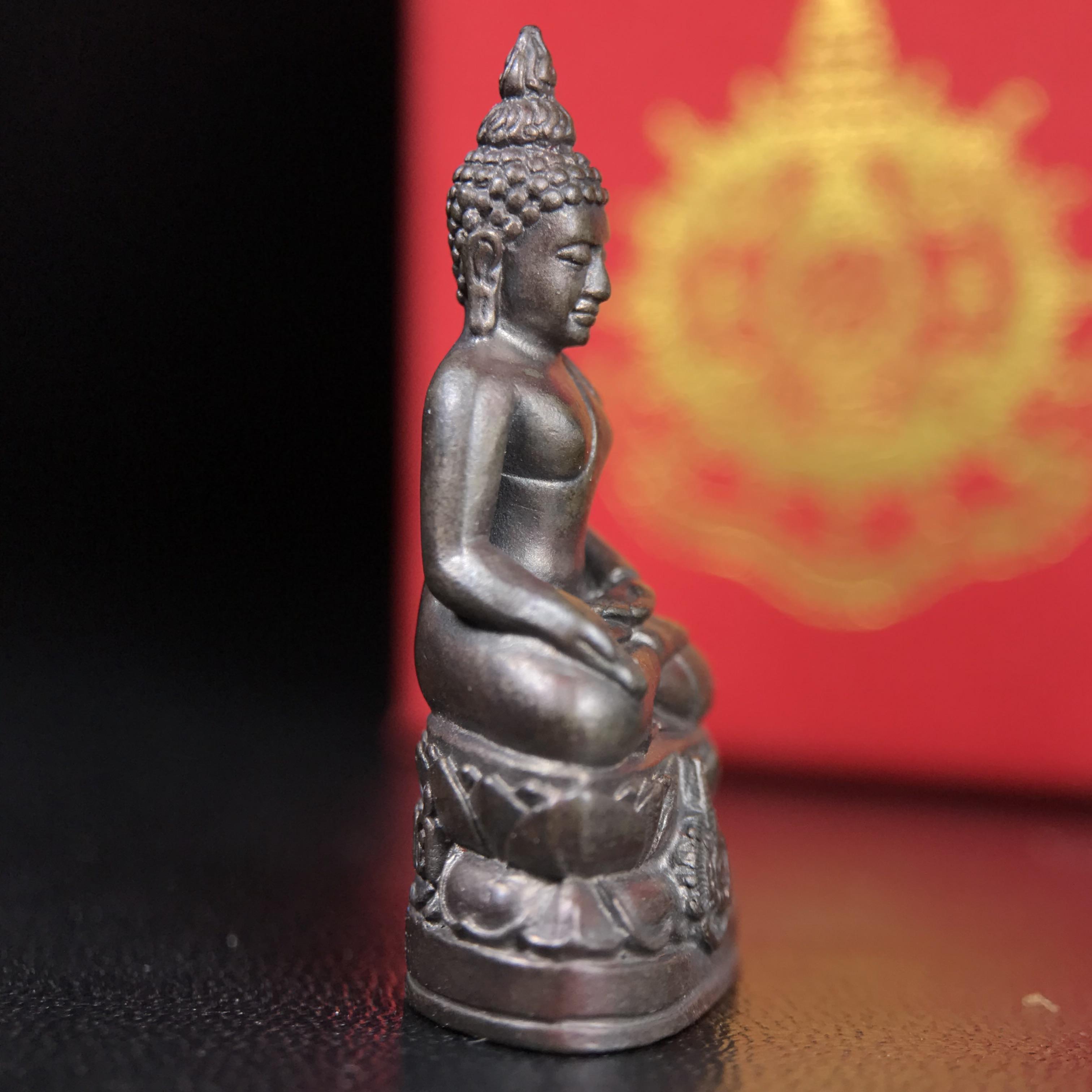 พระกริ่งไพรีพินาศ บรรจุเหล็กไหล ครั้งแรกและครั้งเดียวในประวัติศาสตร์ เฉลิมพระเกียรติ พระบาทสมเด็จพระเจ้าอยู่หัวรัชกาลที่9 พระชนมพรรษา 6 รอบ ปี2542 เนื้อนวโลหะผสมทองคำ(บรรจุเหล็กไหล)ดีนอก-ดีใน พิธีใหญ่ มวลสารเด่น (หายาก)